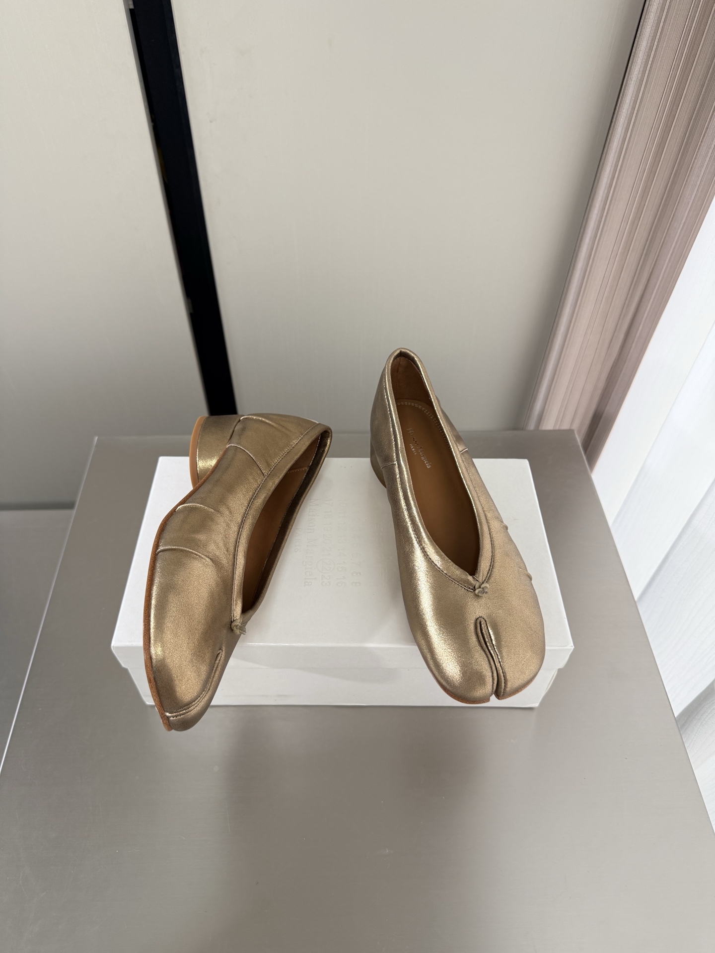 NO:874751,3cm mid-heel Margiela split-toe shoes, same as the original, genuine leather outsole, golden cowhide, lining, Bengal water-dyed cowhide, MaisonMargiela Margiela MM6 is coming!  It smells so good. It has a beautiful and colorful girly feel!   A fashion item not to be missed. Simple and stylish beauty. A must-have item. Fashionable age-reducing artifact. Casual and honest feeling. Simple and advanced design. Incorporates the unique logo of MM6. Suitable for daily life. Leisure and vacation. Versatile. Really comfortable. Original consistent and comfortable genuine leather outsole. Split design. Original consistent material. Standard original order. Please look for our high-quality goods. 35 36 37 38 39 40 41 (40)  41 customized),split toe shoes,masion margiela,masion margiela,cowhide,Leather soles19860909中跟 3cm 马吉拉分趾单鞋 原版一致 真皮大底 金色 牛皮 内里 孟加拉水染牛皮 MaisonMargiela 马吉拉 MM6  火爆来袭！太香了  靓丽多彩少女感扑面而来！  不容错过的时尚单品 简单又有格调的美 跑量扛把子  必入单品 时尚减龄神器 随性率真的感脚 简单高级的设计 融入MM6独有的标志 同时满足日常 休闲渡假 百搭 真心巴适 原版一致舒适真皮大底 分体设计  原版一致材料 对标原单 请认准咱家高货 35 36 37 38 39 40 41（40 41 定制）,分趾鞋,masion margiela,masion margiela,cowhide,Leather soles,Women's Shoes