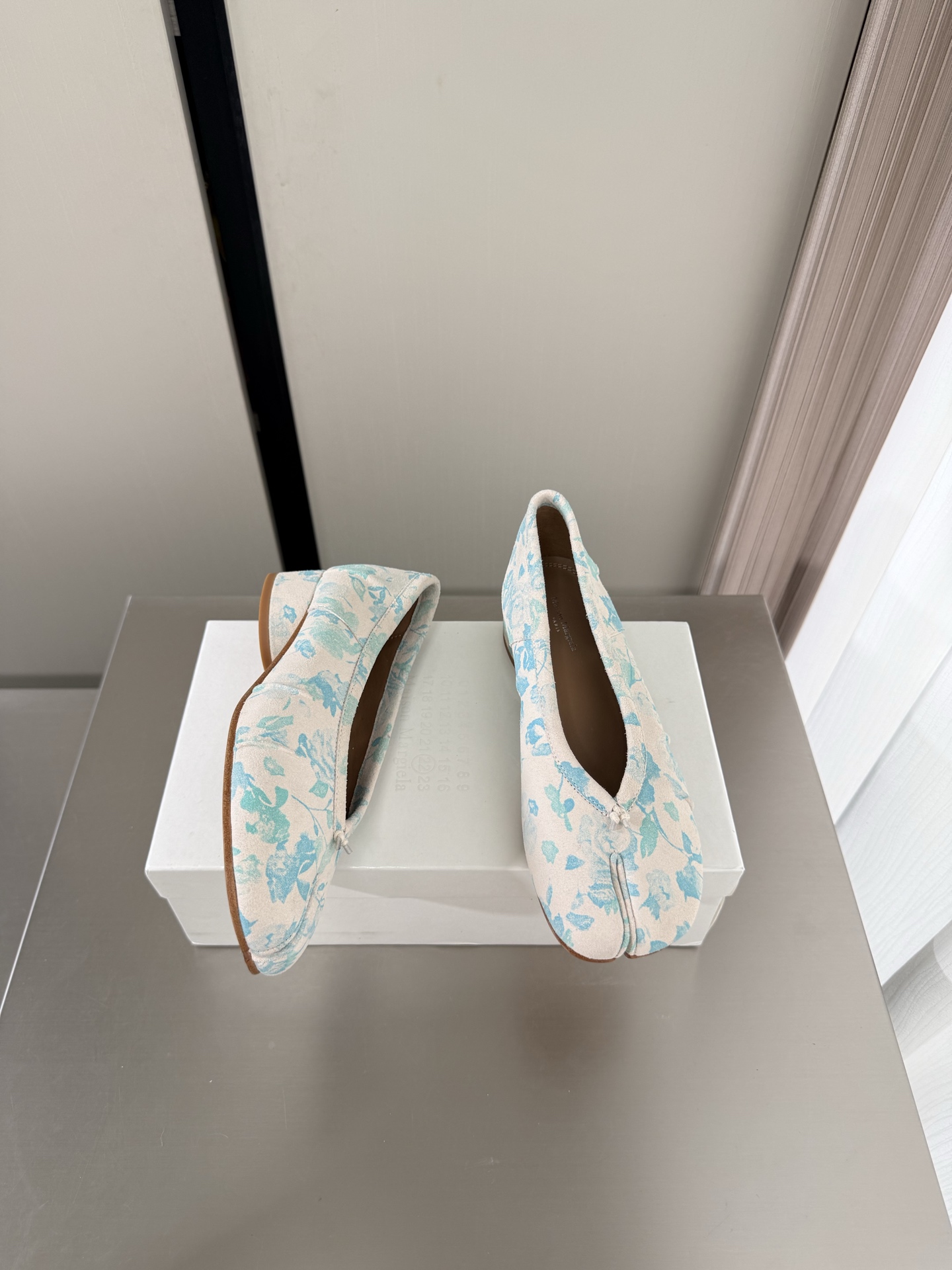 NO:874700,3cm mid-heel Margiela split-toe shoes, the same as the original, genuine leather outsole, blue and white porcelain, cow suede lining, Bengal water-dyed cowhide, MaisonMargiela MM6 is coming!  It smells so good. It has a beautiful and colorful girly feel!   A fashion item not to be missed. Simple and stylish beauty. A must-have item. Fashionable age-reducing artifact. Casual and honest feeling. Simple and advanced design. Incorporates the unique logo of MM6. Suitable for daily life. Leisure and vacation. Versatile. Really comfortable. Original consistent and comfortable genuine leather outsole. Split design. Original consistent material. Standard original order. Please look for our high-quality goods. 35 36 37 38 39 40 41 (40)  41 customized),split toe shoes,masion margiela,masion margiela,cowhide,Leather soles19860909中跟 3cm 马吉拉分趾单鞋 原版一致 真皮大底 青花瓷 牛反绒皮 内里 孟加拉水染牛皮 MaisonMargiela 马吉拉 MM6  火爆来袭！太香了  靓丽多彩少女感扑面而来！  不容错过的时尚单品 简单又有格调的美 跑量扛把子  必入单品 时尚减龄神器 随性率真的感脚 简单高级的设计 融入MM6独有的标志 同时满足日常 休闲渡假 百搭 真心巴适 原版一致舒适真皮大底 分体设计  原版一致材料 对标原单 请认准咱家高货 35 36 37 38 39 40 41（40 41 定制）,分趾鞋,masion margiela,masion margiela,cowhide,Leather soles,Women's Shoes