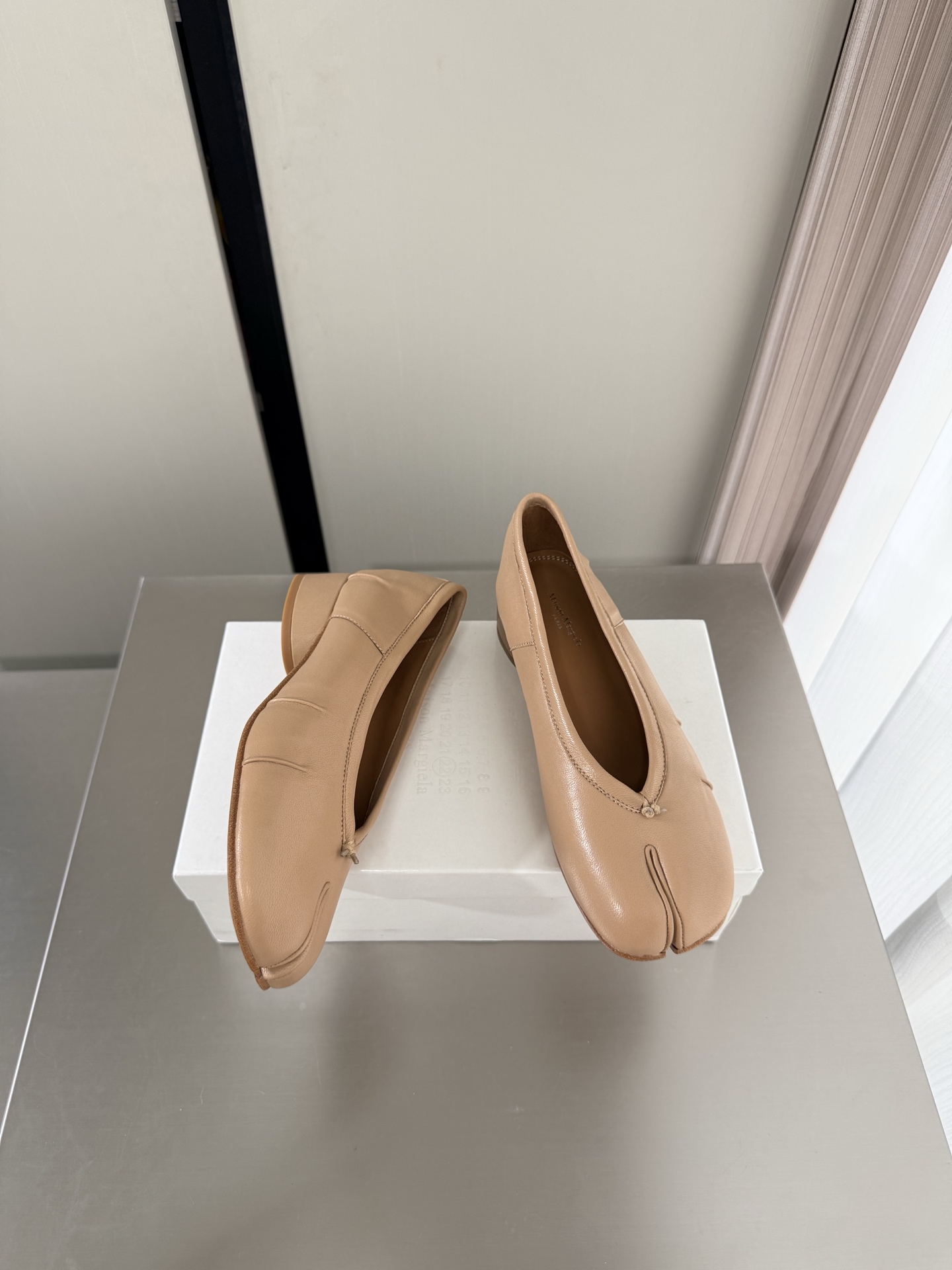 NO:874709,3cm mid-heel Margiela split-toe shoes, same as the original, genuine leather outsole, apricot cowhide, lining Bengal water-dyed cowhide, MaisonMargiela Margiela MM6 is coming!  It smells so good. It has a beautiful and colorful girly feel!   A fashion item not to be missed. Simple and stylish beauty. A must-have item. Fashionable age-reducing artifact. Casual and honest feeling. Simple and advanced design. Incorporates the unique logo of MM6. Suitable for daily life. Leisure and vacation. Versatile. Really comfortable. Original consistent and comfortable genuine leather outsole. Split design. Original consistent material. Standard original order. Please look for our high-quality goods. 35 36 37 38 39 40 41 (40)  41 customized),split toe shoes,masion margiela,masion margiela,cowhide,Leather soles19860909中跟 3cm 马吉拉分趾单鞋 原版一致 真皮大底 杏色 牛皮 内里 孟加拉水染牛皮 MaisonMargiela 马吉拉 MM6  火爆来袭！太香了  靓丽多彩少女感扑面而来！  不容错过的时尚单品 简单又有格调的美 跑量扛把子  必入单品 时尚减龄神器 随性率真的感脚 简单高级的设计 融入MM6独有的标志 同时满足日常 休闲渡假 百搭 真心巴适 原版一致舒适真皮大底 分体设计  原版一致材料 对标原单 请认准咱家高货 35 36 37 38 39 40 41（40 41 定制）,分趾鞋,masion margiela,masion margiela,cowhide,Leather soles,Women's Shoes