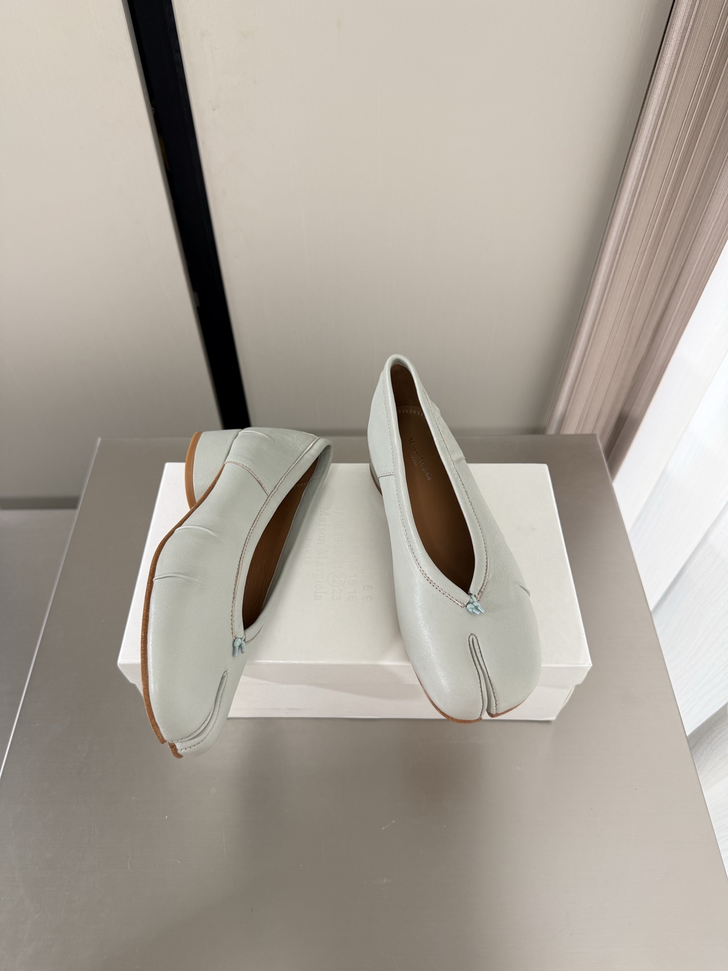 NO:874704,3cm mid-heel Margiela split-toe shoes, same as the original, genuine leather outsole, light gray cowhide, lining Bengal water-dyed cowhide, MaisonMargiela Margiela MM6 is coming!  It smells so good. It has a beautiful and colorful girly feel!   A fashion item not to be missed. Simple and stylish beauty. A must-have item. Fashionable age-reducing artifact. Casual and honest feeling. Simple and advanced design. Incorporates the unique logo of MM6. Suitable for daily life. Leisure and vacation. Versatile. Really comfortable. Original consistent and comfortable genuine leather outsole. Split design. Original consistent material. Standard original order. Please look for our high-quality goods. 35 36 37 38 39 40 41 (40)  41 customized),split toe shoes,masion margiela,masion margiela,cowhide,Leather soles19860909中跟 3cm 马吉拉分趾单鞋 原版一致 真皮大底 浅灰 牛皮 内里 孟加拉水染牛皮 MaisonMargiela 马吉拉 MM6  火爆来袭！太香了  靓丽多彩少女感扑面而来！  不容错过的时尚单品 简单又有格调的美 跑量扛把子  必入单品 时尚减龄神器 随性率真的感脚 简单高级的设计 融入MM6独有的标志 同时满足日常 休闲渡假 百搭 真心巴适 原版一致舒适真皮大底 分体设计  原版一致材料 对标原单 请认准咱家高货 35 36 37 38 39 40 41（40 41 定制）,分趾鞋,masion margiela,masion margiela,cowhide,Leather soles,Women's Shoes