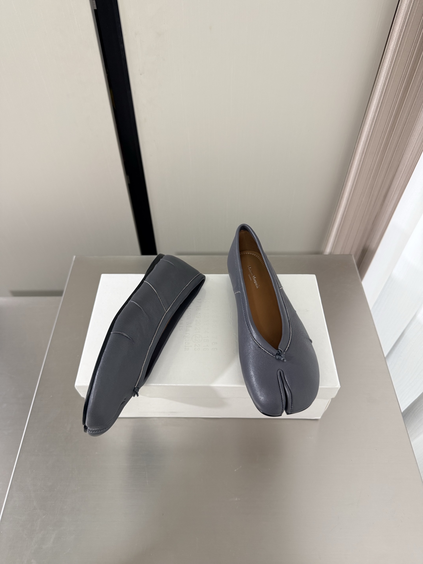 NO:874716,Classic flat-soled Margiela split-toe shoes, the same as the original, genuine leather outsole, gray cowhide, lining Bengal water-dyed cowhide, MaisonMargiela MaisonMargiela MM6 is coming!  It smells so good. It has a beautiful and colorful girly feel!   A fashion item not to be missed. Simple and stylish beauty. A must-have item. Fashionable age-reducing artifact. Casual and honest feeling. Simple and advanced design. Incorporates the unique logo of MM6. Suitable for daily life. Leisure and vacation. Versatile. Really comfortable. Original consistent and comfortable genuine leather outsole. Split design. Original consistent material. Standard original order. Please look for our high-quality goods. 35 36 37 38 39 40 41 (40)  41 customized),split toe shoes,masion margiela,masion margiela,cowhide,Leather soles19860909经典平底 马吉拉分趾单鞋 原版一致 真皮大底 灰色 牛皮 内里 孟加拉水染牛皮 MaisonMargiela 马吉拉 MM6  火爆来袭！太香了  靓丽多彩少女感扑面而来！  不容错过的时尚单品 简单又有格调的美 跑量扛把子  必入单品 时尚减龄神器 随性率真的感脚 简单高级的设计 融入MM6独有的标志 同时满足日常 休闲渡假 百搭 真心巴适 原版一致舒适真皮大底 分体设计  原版一致材料 对标原单 请认准咱家高货 35 36 37 38 39 40 41（40 41 定制）,分趾鞋,masion margiela,masion margiela,cowhide,Leather soles,Women's Shoes