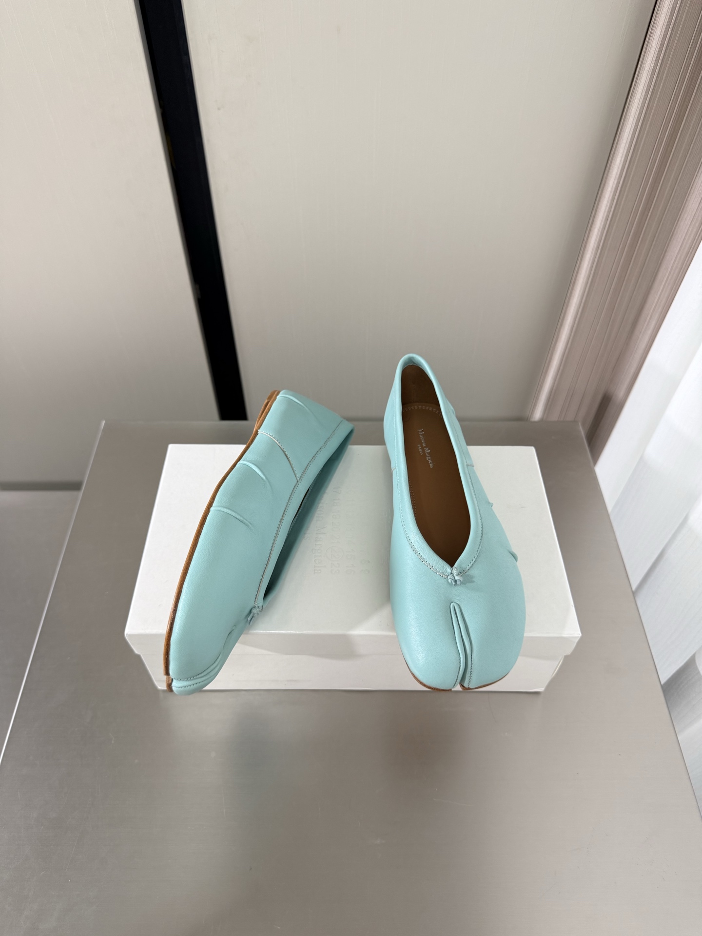 NO:874724,Classic flat-soled Margiela split-toe shoes, the same as the original version, genuine leather outsole, blue cowhide, lining Bengal water-dyed cowhide, MaisonMargiela MaisonMargiela MM6 is coming!  It smells so good. It has a beautiful and colorful girly feel!   A fashion item not to be missed. Simple and stylish beauty. A must-have item. Fashionable age-reducing artifact. Casual and honest feeling. Simple and advanced design. Incorporates the unique logo of MM6. Suitable for daily life. Leisure and vacation. Versatile. Really comfortable. Original consistent and comfortable genuine leather outsole. Split design. Original consistent material. Standard original order. Please look for our high-quality goods. 35 36 37 38 39 40 41 (40)  41 customized),split toe shoes,masion margiela,masion margiela,cowhide,Leather soles19860909经典平底 马吉拉分趾单鞋 原版一致 真皮大底 蓝色 牛皮 内里 孟加拉水染牛皮 MaisonMargiela 马吉拉 MM6  火爆来袭！太香了  靓丽多彩少女感扑面而来！  不容错过的时尚单品 简单又有格调的美 跑量扛把子  必入单品 时尚减龄神器 随性率真的感脚 简单高级的设计 融入MM6独有的标志 同时满足日常 休闲渡假 百搭 真心巴适 原版一致舒适真皮大底 分体设计  原版一致材料 对标原单 请认准咱家高货 35 36 37 38 39 40 41（40 41 定制）,分趾鞋,masion margiela,masion margiela,cowhide,Leather soles,Women's Shoes