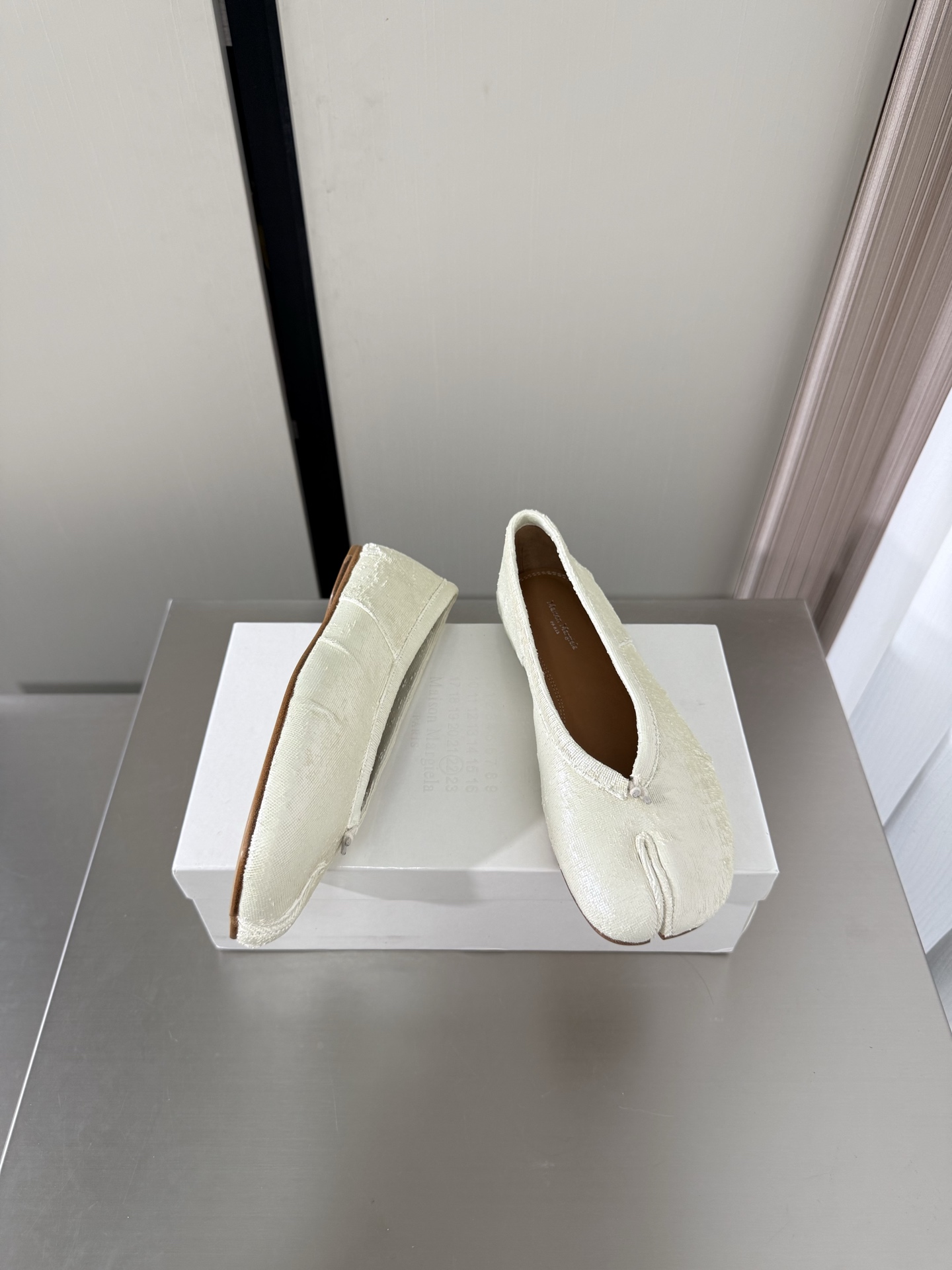 NO:874731,Classic flat-soled Margiela split-toe shoes, the same as the original, genuine leather outsole, lizard pattern pearlescent cowhide, sequins, lining Bengal water-dyed cowhide, MaisonMargiela Margiela MM6 is coming!  It smells so good. It has a beautiful and colorful girly feel!   A fashion item not to be missed. Simple and stylish beauty. A must-have item. Fashionable age-reducing artifact. Casual and honest feeling. Simple and advanced design. Incorporates the unique logo of MM6. Suitable for daily life. Leisure and vacation. Versatile. Really comfortable. Original consistent and comfortable genuine leather outsole. Split design. Original consistent material. Standard original order. Please look for our high-quality goods. 35 36 37 38 39 40 41 (40)  41 customized),split toe shoes,masion margiela,masion margiela,cowhide,Leather soles19860909经典平底 马吉拉分趾单鞋 原版一致 真皮大底 蜥蜴纹珠光牛皮 亮片 内里 孟加拉水染牛皮 MaisonMargiela 马吉拉 MM6 火爆来袭！太香了  靓丽多彩少女感扑面而来！  不容错过的时尚单品 简单又有格调的美 跑量扛把子  必入单品 时尚减龄神器 随性率真的感脚 简单高级的设计 融入MM6独有的标志 同时满足日常 休闲渡假 百搭 真心巴适 原版一致舒适真皮大底 分体设计  原版一致材料 对标原单 请认准咱家高货 35 36 37 38 39 40 41（40 41 定制）,分趾鞋,masion margiela,masion margiela,cowhide,Leather soles,Women's Shoes