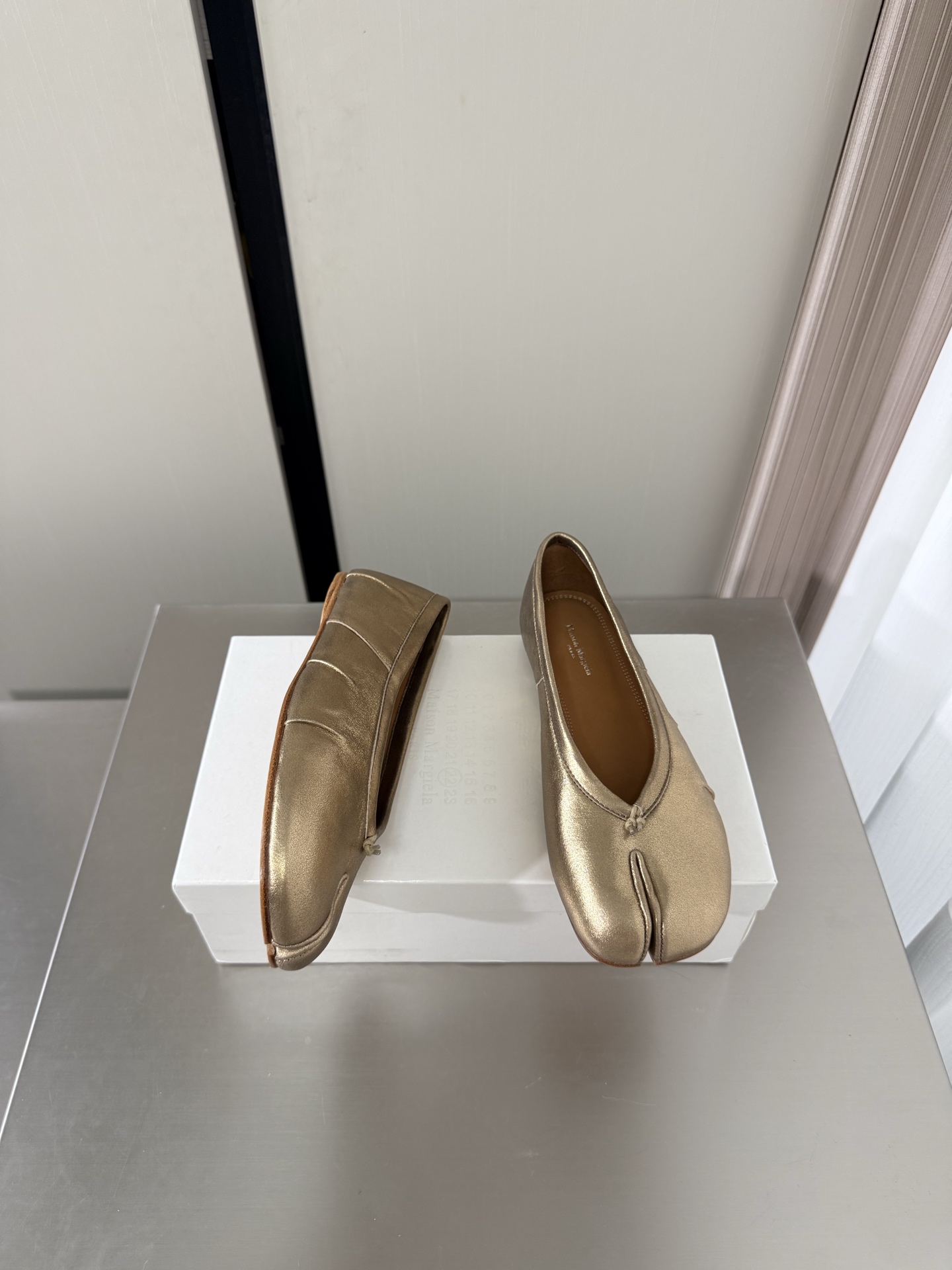 NO:874737,Classic flat-soled Margiela split-toe shoes, the same as the original, genuine leather outsole, bronze gold, cowhide lining, Bengal water-dyed cowhide, MaisonMargiela Maison Margiela MM6 is coming!  It smells so good. It has a beautiful and colorful girly feel!   A fashion item not to be missed. Simple and stylish beauty. A must-have item. Fashionable age-reducing artifact. Casual and honest feeling. Simple and advanced design. Incorporates the unique logo of MM6. Suitable for daily life. Leisure and vacation. Versatile. Really comfortable. Original consistent and comfortable genuine leather outsole. Split design. Original consistent material. Standard original order. Please look for our high-quality goods. 35 36 37 38 39 40 41 (40)  41 customized),split toe shoes,masion margiela,masion margiela,cowhide,Leather soles19860909经典平底 马吉拉分趾单鞋 原版一致 真皮大底 古铜金 牛皮 内里 孟加拉水染牛皮 MaisonMargiela 马吉拉 MM6  火爆来袭！太香了  靓丽多彩少女感扑面而来！  不容错过的时尚单品 简单又有格调的美 跑量扛把子  必入单品 时尚减龄神器 随性率真的感脚 简单高级的设计 融入MM6独有的标志 同时满足日常 休闲渡假 百搭 真心巴适 原版一致舒适真皮大底 分体设计  原版一致材料 对标原单 请认准咱家高货 35 36 37 38 39 40 41（40 41 定制）,分趾鞋,masion margiela,masion margiela,cowhide,Leather soles,Women's Shoes