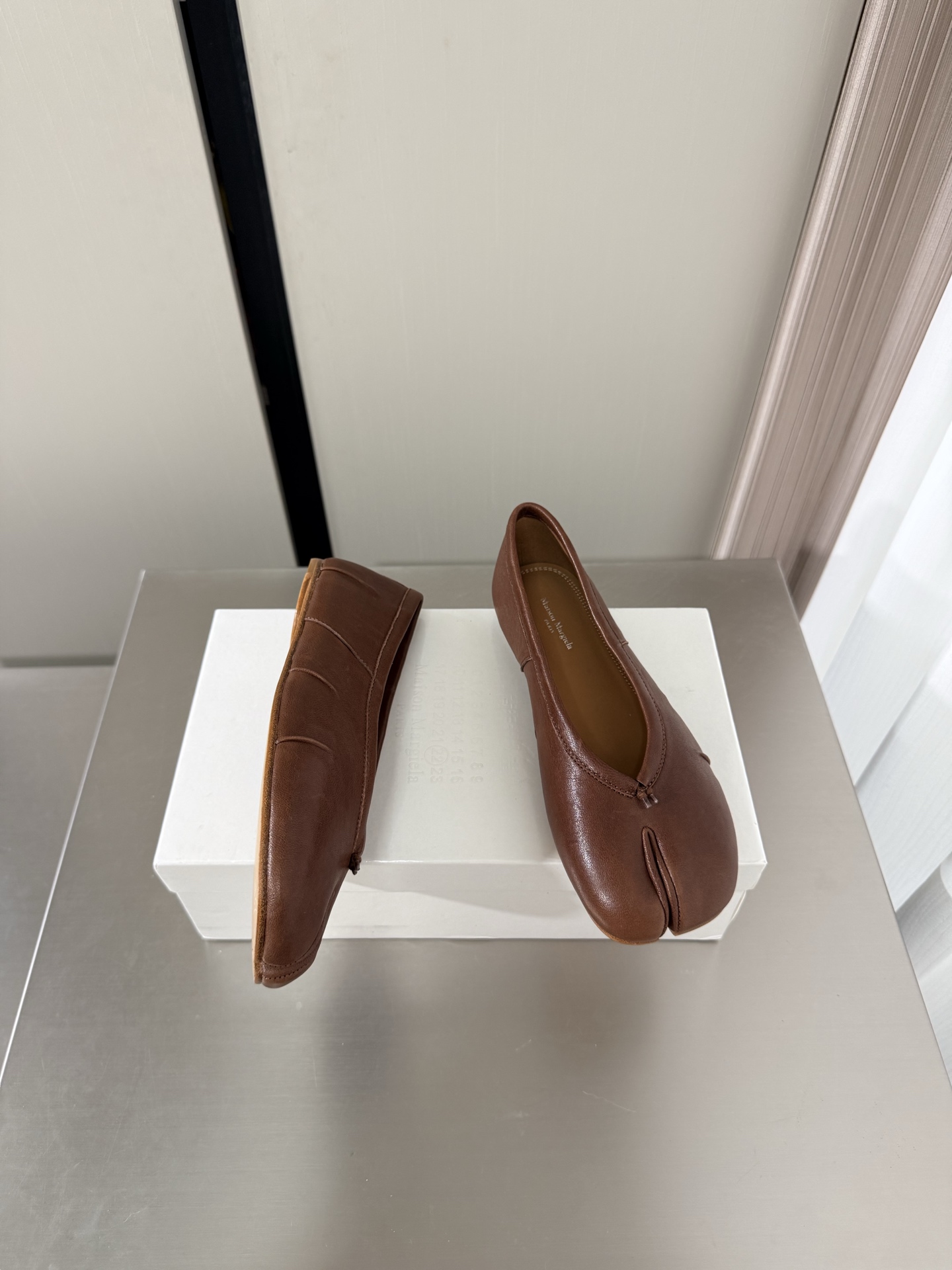 NO:874745,Classic flat-soled Margiela split-toe shoes, the same as the original, genuine leather outsole, brown cowhide, lining Bengal water-dyed cowhide, MaisonMargiela Maison Margiela MM6 is coming!  It smells so good. It has a beautiful and colorful girly feel!   A fashion item not to be missed. Simple and stylish beauty. A must-have item. Fashionable age-reducing artifact. Casual and honest feeling. Simple and advanced design. Incorporates the unique logo of MM6. Suitable for daily life. Leisure and vacation. Versatile. Really comfortable. Original consistent and comfortable genuine leather outsole. Split design. Original consistent material. Standard original order. Please look for our high-quality goods. 35 36 37 38 39 40 41 (40)  41 customized),split toe shoes,masion margiela,masion margiela,cowhide,Leather soles19860909经典平底 马吉拉分趾单鞋 原版一致 真皮大底 棕色 牛皮 内里 孟加拉水染牛皮 MaisonMargiela 马吉拉 MM6  火爆来袭！太香了  靓丽多彩少女感扑面而来！  不容错过的时尚单品 简单又有格调的美 跑量扛把子  必入单品 时尚减龄神器 随性率真的感脚 简单高级的设计 融入MM6独有的标志 同时满足日常 休闲渡假 百搭 真心巴适 原版一致舒适真皮大底 分体设计  原版一致材料 对标原单 请认准咱家高货 35 36 37 38 39 40 41（40 41 定制）,分趾鞋,masion margiela,masion margiela,cowhide,Leather soles,Women's Shoes