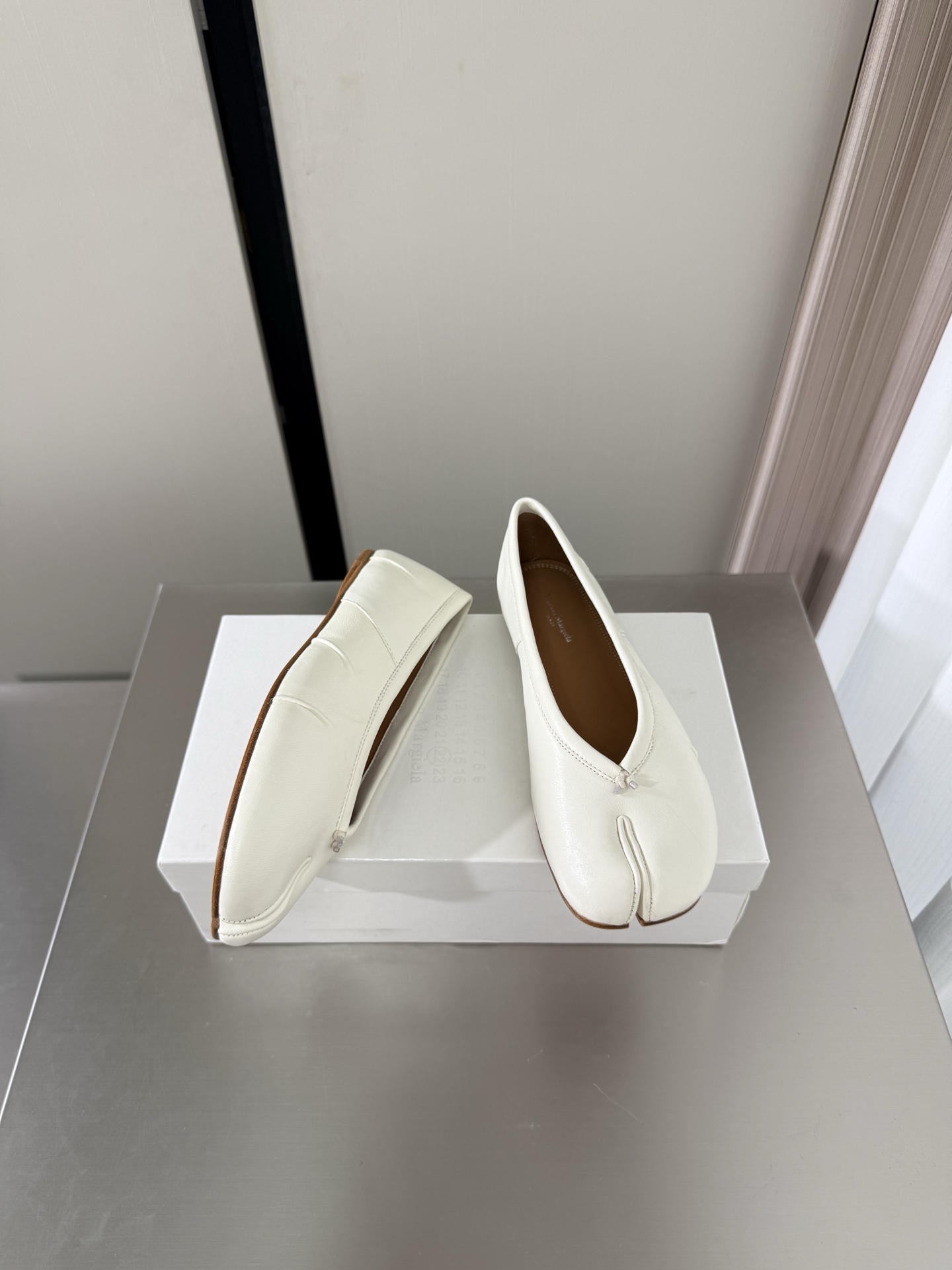 NO:874752,Classic flat-soled Margiela split-toe shoes, the same as the original, genuine leather outsole, white cowhide, lining Bengal water-dyed cowhide, MaisonMargiela Maison Margiela MM6 is coming!  It smells so good. It has a beautiful and colorful girly feel!   A fashion item not to be missed. Simple and stylish beauty. A must-have item. Fashionable age-reducing artifact. Casual and honest feeling. Simple and advanced design. Incorporates the unique logo of MM6. Suitable for daily life. Leisure and vacation. Versatile. Really comfortable. Original consistent and comfortable genuine leather outsole. Split design. Original consistent material. Standard original order. Please look for our high-quality goods. 35 36 37 38 39 40 41 (40)  41 customized),split toe shoes,masion margiela,masion margiela,cowhide,Leather soles19860909经典平底 马吉拉分趾单鞋 原版一致 真皮大底 白色 牛皮 内里 孟加拉水染牛皮 MaisonMargiela 马吉拉 MM6  火爆来袭！太香了  靓丽多彩少女感扑面而来！  不容错过的时尚单品 简单又有格调的美 跑量扛把子  必入单品 时尚减龄神器 随性率真的感脚 简单高级的设计 融入MM6独有的标志 同时满足日常 休闲渡假 百搭 真心巴适 原版一致舒适真皮大底 分体设计  原版一致材料 对标原单 请认准咱家高货 35 36 37 38 39 40 41（40 41 定制）,分趾鞋,masion margiela,masion margiela,cowhide,Leather soles,Women's Shoes