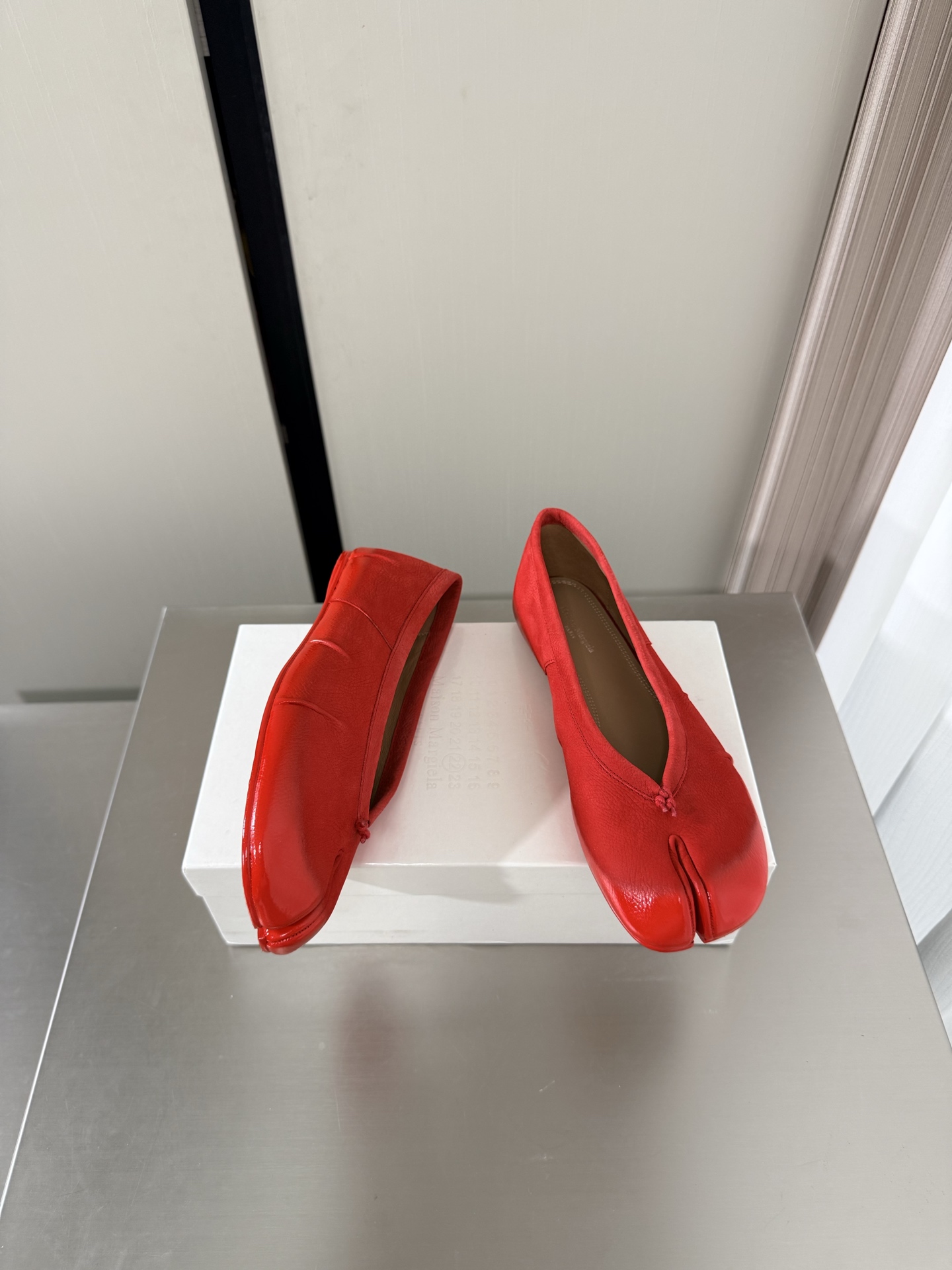 NO:874758,Classic flat-soled Margiela split-toe shoes, the same as the original, genuine leather outsole, red lacquered cowhide, lining Bengal water-dyed cowhide, MaisonMargiela Maison Margiela MM6 is coming!  It smells so good. It has a beautiful and colorful girly feel!   A fashion item not to be missed. Simple and stylish beauty. A must-have item. Fashionable age-reducing artifact. Casual and honest feeling. Simple and advanced design. Incorporates the unique logo of MM6. Suitable for daily life. Leisure and vacation. Versatile. Really comfortable. Original consistent and comfortable genuine leather outsole. Split design. Original consistent material. Standard original order. Please look for our high-quality goods. 35 36 37 38 39 40 41 (40)  41 customized),split toe shoes,masion margiela,masion margiela,cowhide,Leather soles19860909经典平底 马吉拉分趾单鞋 原版一致 真皮大底 红色 亮漆工艺牛皮 内里 孟加拉水染牛皮 MaisonMargiela 马吉拉 MM6 火爆来袭！太香了  靓丽多彩少女感扑面而来！  不容错过的时尚单品 简单又有格调的美 跑量扛把子  必入单品 时尚减龄神器 随性率真的感脚 简单高级的设计 融入MM6独有的标志 同时满足日常 休闲渡假 百搭 真心巴适 原版一致舒适真皮大底 分体设计  原版一致材料 对标原单 请认准咱家高货 35 36 37 38 39 40 41（40 41 定制）,分趾鞋,masion margiela,masion margiela,cowhide,Leather soles,Women's Shoes