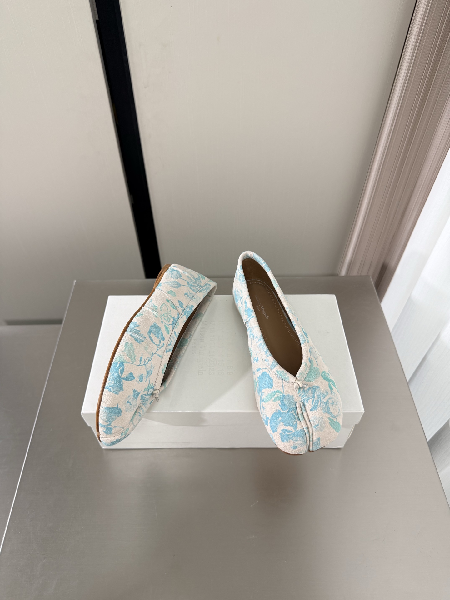 NO:874765,Classic flat-soled Margiela split-toe shoes, the same as the original, genuine leather outsole, blue and white porcelain cow suede, lining Bengal water-dyed cowhide, MaisonMargiela Maison Margiela MM6 is coming!  It smells so good. It has a beautiful and colorful girly feel!   A fashion item not to be missed. Simple and stylish beauty. A must-have item. Fashionable age-reducing artifact. Casual and honest feeling. Simple and advanced design. Incorporates the unique logo of MM6. Suitable for daily life. Leisure and vacation. Versatile. Really comfortable. Original consistent and comfortable genuine leather outsole. Split design. Original consistent material. Standard original order. Please look for our high-quality goods. 35 36 37 38 39 40 41 (40)  41 customized),split toe shoes,masion margiela,masion margiela,cowhide,Leather soles19860909经典平底 马吉拉分趾单鞋 原版一致 真皮大底 青花瓷牛反绒皮 内里 孟加拉水染牛皮 MaisonMargiela 马吉拉 MM6  火爆来袭！太香了  靓丽多彩少女感扑面而来！  不容错过的时尚单品 简单又有格调的美 跑量扛把子  必入单品 时尚减龄神器 随性率真的感脚 简单高级的设计 融入MM6独有的标志 同时满足日常 休闲渡假 百搭 真心巴适 原版一致舒适真皮大底 分体设计  原版一致材料 对标原单 请认准咱家高货 35 36 37 38 39 40 41（40 41 定制）,分趾鞋,masion margiela,masion margiela,cowhide,Leather soles,Women's Shoes