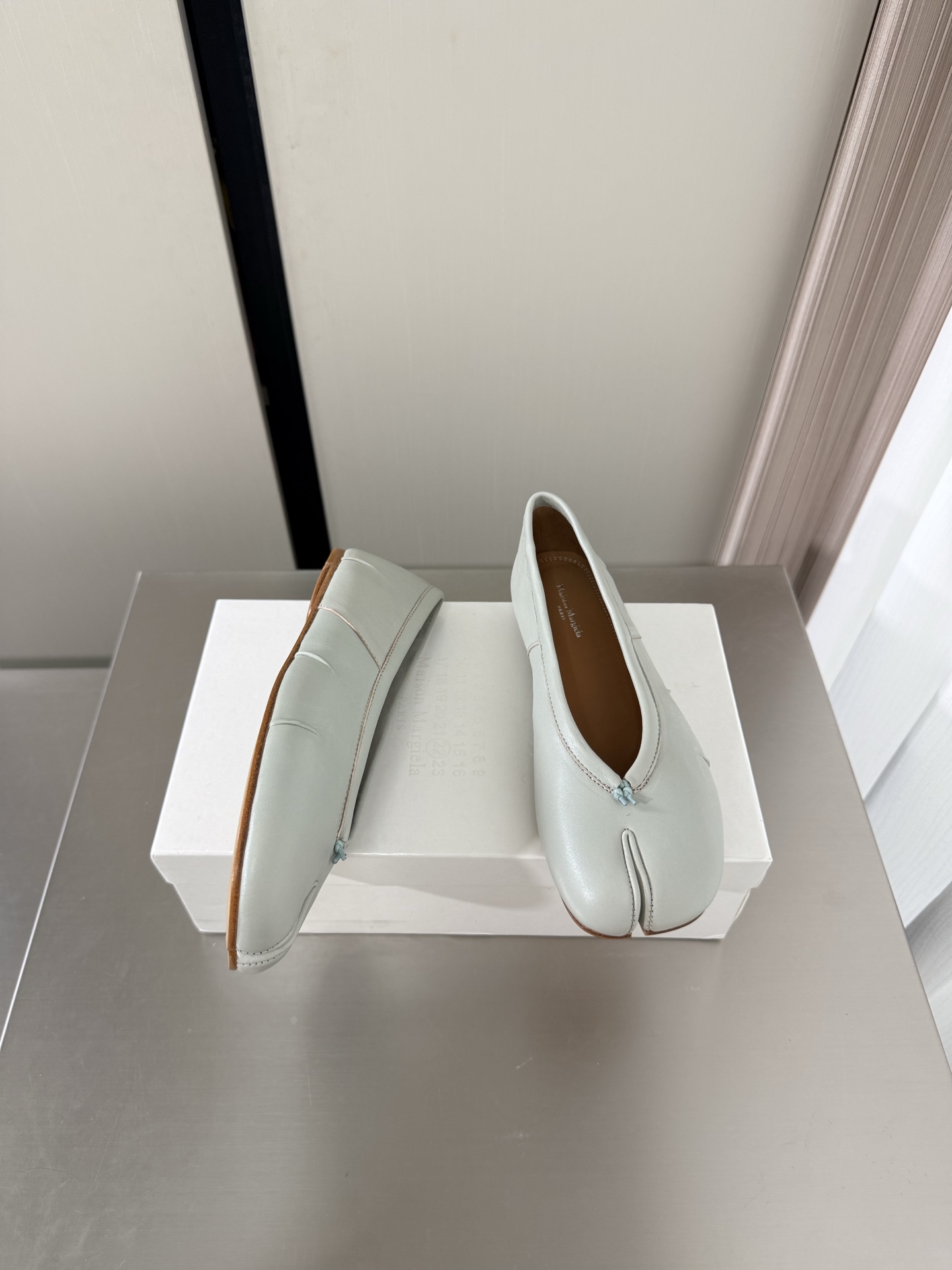 NO:874775,Classic flat-soled Margiela split-toe shoes, the same as the original, genuine leather outsole, light gray cowhide, lining Bengal water-dyed cowhide, MaisonMargiela Maison Margiela MM6 is coming!  It smells so good. It has a beautiful and colorful girly feel!   A fashion item not to be missed. Simple and stylish beauty. A must-have item. Fashionable age-reducing artifact. Casual and honest feeling. Simple and advanced design. Incorporates the unique logo of MM6. Suitable for daily life. Leisure and vacation. Versatile. Really comfortable. Original consistent and comfortable genuine leather outsole. Split design. Original consistent material. Standard original order. Please look for our high-quality goods. 35 36 37 38 39 40 41 (40)  41 customized),split toe shoes,masion margiela,masion margiela,cowhide,Leather soles19860909经典平底 马吉拉分趾单鞋 原版一致 真皮大底 浅灰色 牛皮 内里 孟加拉水染牛皮 MaisonMargiela 马吉拉 MM6  火爆来袭！太香了  靓丽多彩少女感扑面而来！  不容错过的时尚单品 简单又有格调的美 跑量扛把子  必入单品 时尚减龄神器 随性率真的感脚 简单高级的设计 融入MM6独有的标志 同时满足日常 休闲渡假 百搭 真心巴适 原版一致舒适真皮大底 分体设计  原版一致材料 对标原单 请认准咱家高货 35 36 37 38 39 40 41（40 41 定制）,分趾鞋,masion margiela,masion margiela,cowhide,Leather soles,Women's Shoes