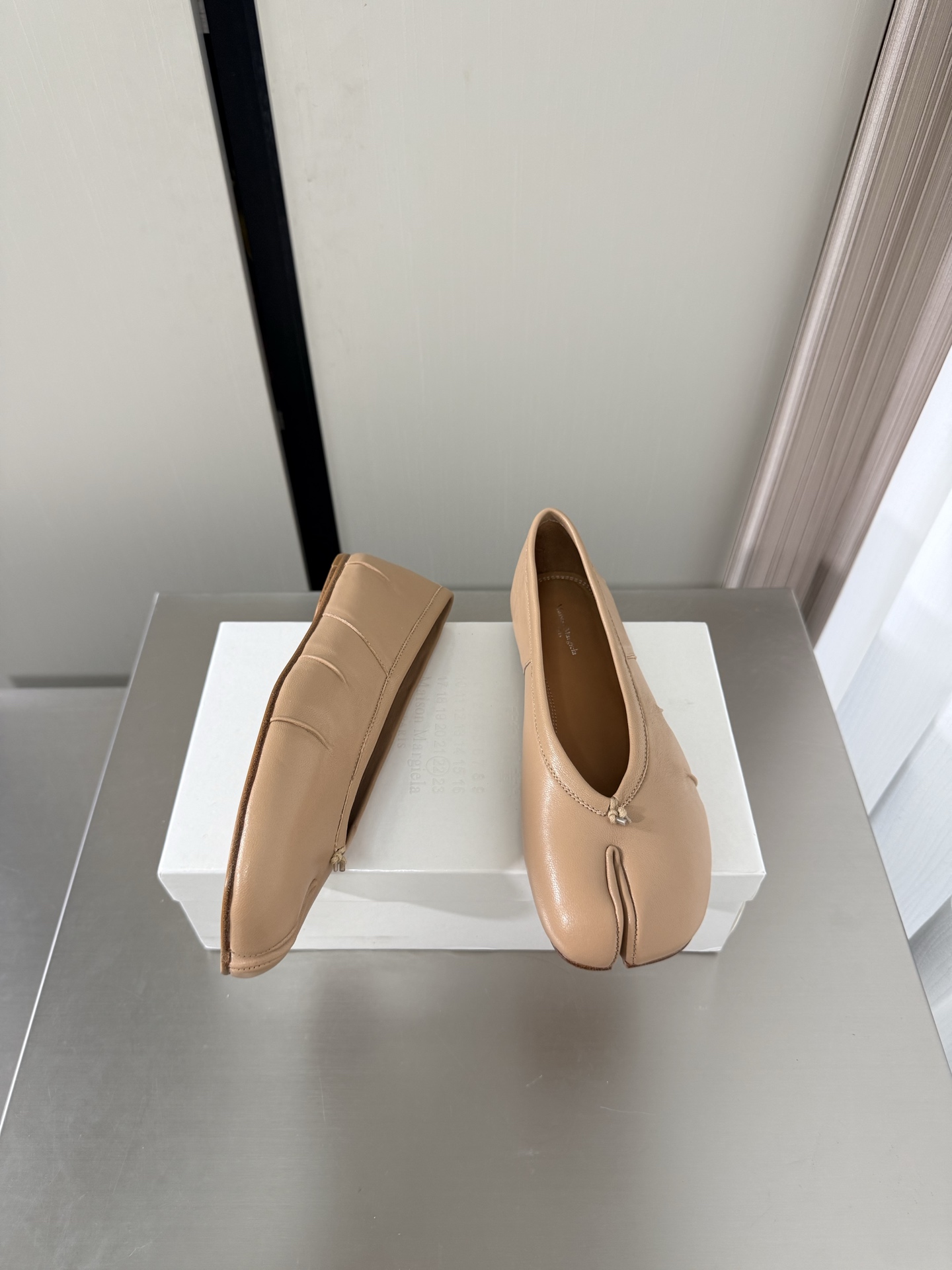 NO:874782,Classic flat-soled Margiela split-toe shoes, the same as the original version, genuine leather outsole, apricot color cowhide, lining Bengal water-dyed cowhide, MaisonMargiela MaisonMargiela MM6 is coming!  It smells so good. It has a beautiful and colorful girly feel!   A fashion item not to be missed. Simple and stylish beauty. A must-have item. Fashionable age-reducing artifact. Casual and honest feeling. Simple and advanced design. Incorporates the unique logo of MM6. Suitable for daily life. Leisure and vacation. Versatile. Really comfortable. Original consistent and comfortable genuine leather outsole. Split design. Original consistent material. Standard original order. Please look for our high-quality goods. 35 36 37 38 39 40 41 (40)  41 customized),split toe shoes,masion margiela,masion margiela,cowhide,Leather soles19860909经典平底 马吉拉分趾单鞋 原版一致 真皮大底 杏色 牛皮 内里 孟加拉水染牛皮 MaisonMargiela 马吉拉 MM6  火爆来袭！太香了  靓丽多彩少女感扑面而来！  不容错过的时尚单品 简单又有格调的美 跑量扛把子  必入单品 时尚减龄神器 随性率真的感脚 简单高级的设计 融入MM6独有的标志 同时满足日常 休闲渡假 百搭 真心巴适 原版一致舒适真皮大底 分体设计  原版一致材料 对标原单 请认准咱家高货 35 36 37 38 39 40 41（40 41 定制）,分趾鞋,masion margiela,masion margiela,cowhide,Leather soles,Women's Shoes