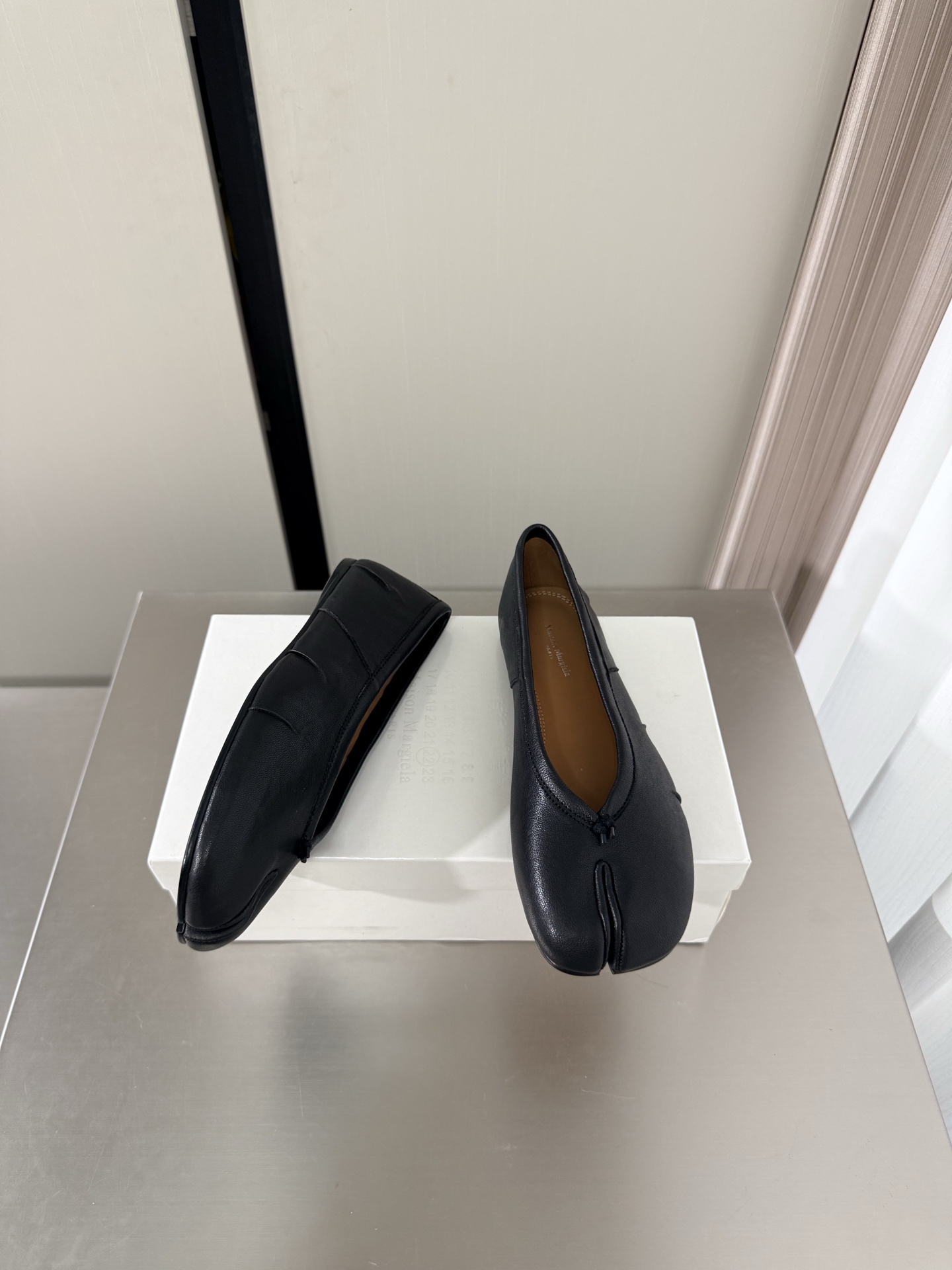 NO:874790,Classic flat-soled Margiela split-toe shoes, the same as the original, genuine leather outsole, black cowhide, lining Bengal water-dyed cowhide, MaisonMargiela MaisonMargiela MM6 is coming!  It smells so good. It has a beautiful and colorful girly feel!   A fashion item not to be missed. Simple and stylish beauty. A must-have item. Fashionable age-reducing artifact. Casual and honest feeling. Simple and advanced design. Incorporates the unique logo of MM6. Suitable for daily life. Leisure and vacation. Versatile. Really comfortable. Original consistent and comfortable genuine leather outsole. Split design. Original consistent material. Standard original order. Please look for our high-quality goods. 35 36 37 38 39 40 41 (40)  41 customized),split toe shoes,masion margiela,masion margiela,cowhide,Leather soles19860909经典平底 马吉拉分趾单鞋 原版一致 真皮大底 黑色 牛皮 内里 孟加拉水染牛皮 MaisonMargiela 马吉拉 MM6  火爆来袭！太香了  靓丽多彩少女感扑面而来！  不容错过的时尚单品 简单又有格调的美 跑量扛把子  必入单品 时尚减龄神器 随性率真的感脚 简单高级的设计 融入MM6独有的标志 同时满足日常 休闲渡假 百搭 真心巴适 原版一致舒适真皮大底 分体设计  原版一致材料 对标原单 请认准咱家高货 35 36 37 38 39 40 41（40 41 定制）,分趾鞋,masion margiela,masion margiela,cowhide,Leather soles,Women's Shoes
