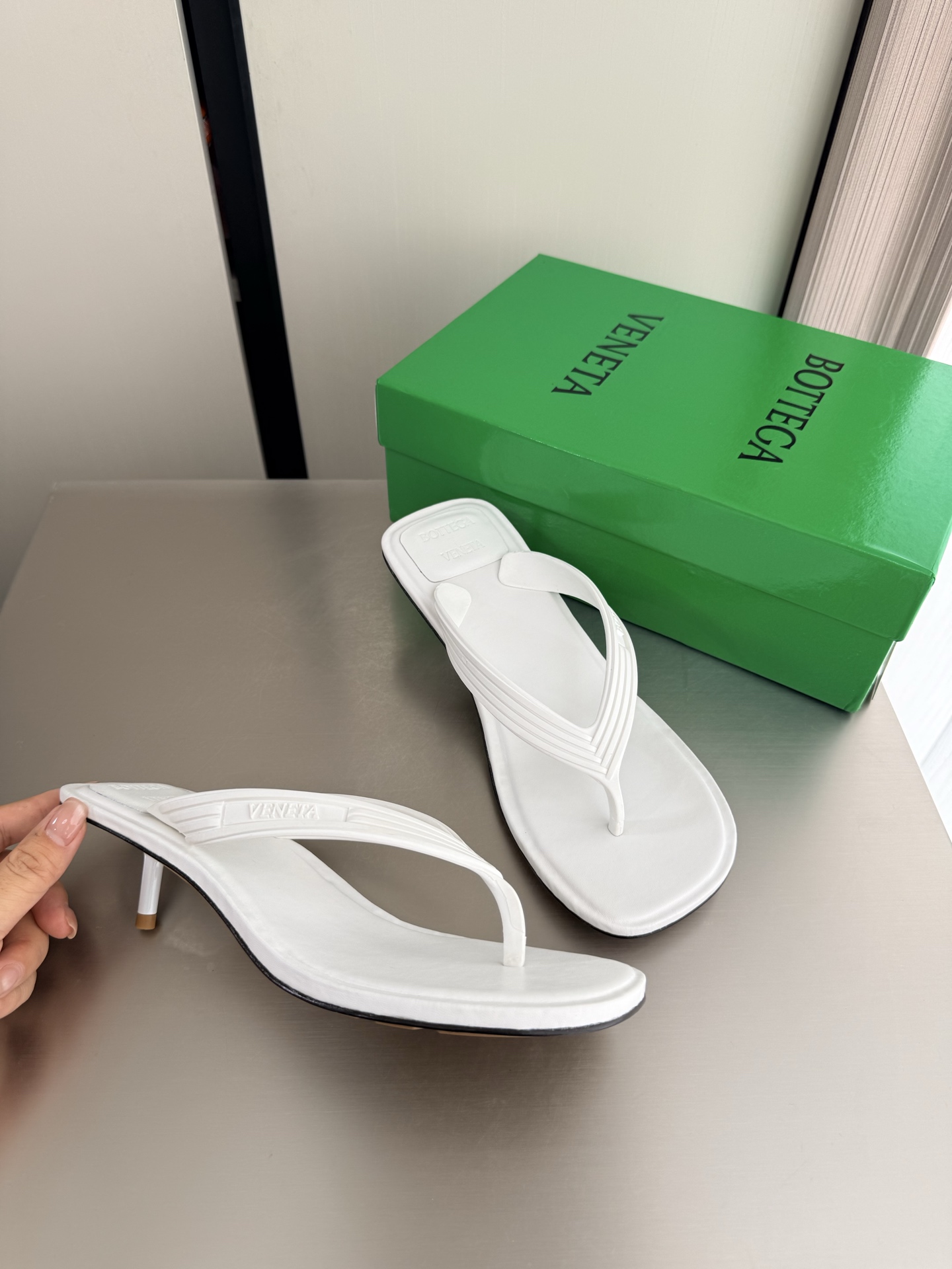 NO:874696,BV Women's Sampieri thong slippers series Heel height 5cm Piano paint process White Handmade Leather injection molded outsole This classic style is simply BV's latest ceiling. Colorful and versatile. Handmade. High-end and comfortable. The fabric is made of high-quality TPU rubber casting. The foot pads are lined with sheepskin and are comfortable and high-end. The outsole is made of Italian genuine leather outsole & injection molded rubber process. Light dyeing process is used to benchmark and version. Original packaging is used. The shoe bag is printed with rubber logo process.  The most high-end in the market. Hot melt glue is used to shape the toe and heel. It is easy to rebound and does not deform. Italian computer needle machines are used for the upper threads. Fine workmanship. Original packaging is used. Treat customers sincerely. Lady 35 36 37 38 39 40 42 (40 41 42 customized), split-toe shoes, bottega veneta, slippers, sheepskin, Leather soles19860909BV 女士 Sampieri 夹趾拖鞋 系列 跟高5cm 钢琴烤漆工艺 白色 手工制作  真皮注塑大底 这款经典款 简直bv最新天花板啦 彩色百搭   手工而成 高档舒适 面料选用优质TPU 橡胶铸造 而成  垫脚羊皮内里舒适高端 大底选用意大利真皮大底&注塑橡胶工艺 运用轻染工艺 对标对版 选用原版包装 鞋子布袋采用印胶logo工艺 市场最高端 采用热熔胶定型鞋头 后跟 易回弹不变形  鞋面车线选用意大利电脑针车 做工精细 选用原版包装 真心对待客人 女士 35 36 37 38 39 40 42  （40 41 42 定制）,分趾鞋,bottega veneta,slippers,sheepskin,Leather soles,Women's Shoes