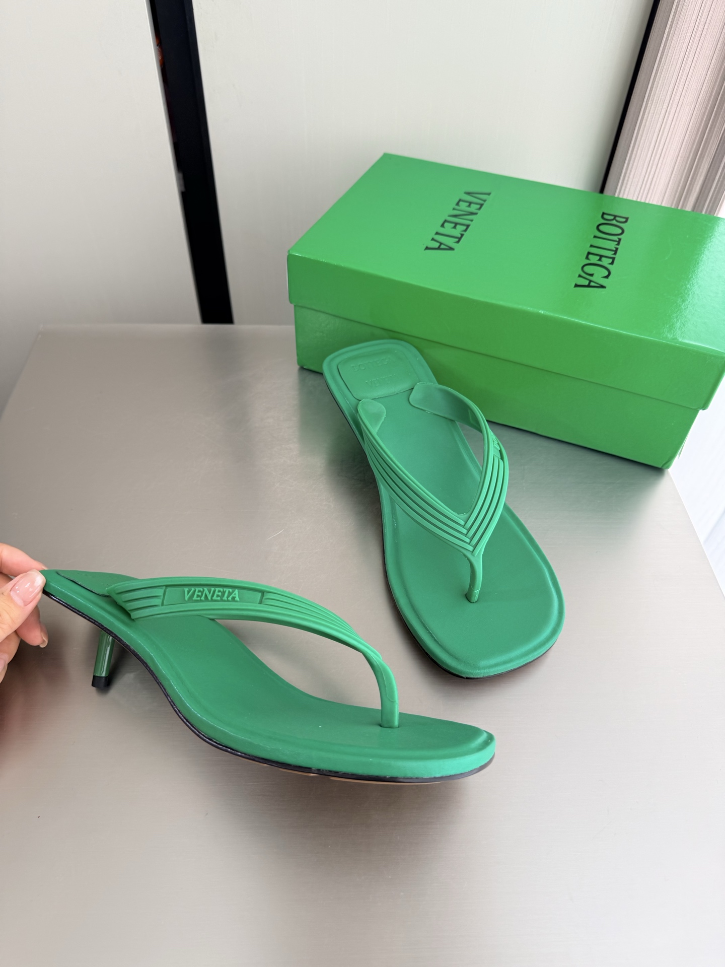 NO:874701,BV Women's Sampieri thong slippers series Heel height 5cm Piano paint process Grass green Handmade Leather injection molded outsole This classic model is simply BV's latest ceiling Colorful and versatile Handmade High-end and comfortable The fabric is made of high-quality TPU rubber casting The foot padding sheepskin lining is comfortable and high-end  The most high-end in the market. Hot melt glue is used to shape the toe and heel. It is easy to rebound and does not deform. Italian computer needle machines are used for the upper threads. Fine workmanship. Original packaging is used. Treat customers sincerely. Lady 35 36 37 38 39 40 42 (40 41 42 customized), split-toe shoes, bottega veneta, slippers, sheepskin, Leather soles19860909BV 女士 Sampieri 夹趾拖鞋 系列 跟高5cm 钢琴烤漆工艺 草绿色 手工制作  真皮注塑大底 这款经典款 简直bv最新天花板啦 彩色百搭   手工而成 高档舒适 面料选用优质TPU 橡胶铸造 而成  垫脚羊皮内里舒适高端 大底选用意大利真皮大底&注塑橡胶工艺 运用轻染工艺 对标对版 选用原版包装 鞋子布袋采用印胶logo工艺 市场最高端 采用热熔胶定型鞋头 后跟 易回弹不变形  鞋面车线选用意大利电脑针车 做工精细 选用原版包装 真心对待客人 女士 35 36 37 38 39 40 42  （40 41 42 定制）,分趾鞋,bottega veneta,slippers,sheepskin,Leather soles,Women's Shoes