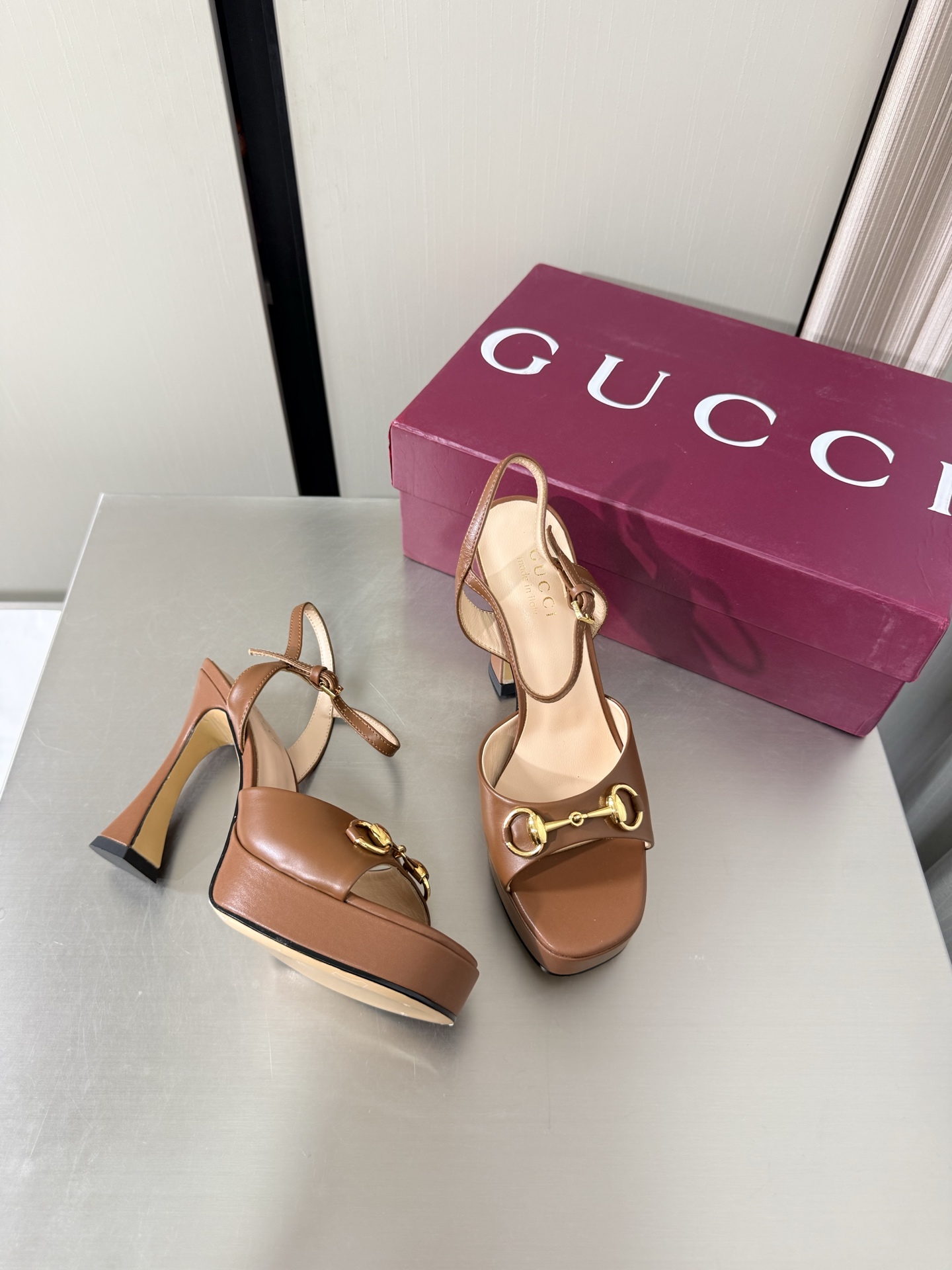NO:874642,Gucci saddle buckle high-heeled sandals, heel height 11cm, forefoot 2cm, exquisite packaging GUCCI brown cowhide, genuine leather outsole, made in Italy, fashionable brand LOGO, super recognizable and high-recognition, competing brands, super series heels, GUCCI is not out of date, Gucci Paris fashion show model  This series interprets the new fashion charm and continues the ultra-high heel design. It has won the favor of well-known overseas bloggers and millions of fans. It is sold well at home and abroad and is out of stock in China. The top version is in candy color. Each color is absolutely beautiful. Colors to choose from. Upper shoe leather lining: imported leather sheep outsole original outsole Size: Female 35 36 37 38 39 40 41 42 (40 41 42 order) (40 41 42  Customized) Packaging: GUCCI full set of original packaging, high heels and sandals, gucci, sandals, high heels, cowhide, Leather soles19860909Gucci 马鞍扣 高跟凉鞋 跟高11cm 前掌 2cm 精品包装 GUCCI  棕色牛皮  真皮大底 意大利制造 时尚的品牌LOGO持加,具有超辨高识度各品大争牌恐先推后出超系跟高列GUCCI不也落伍 Guccl巴黎时装秀场款 此系列演绎全新时尚魅力延续超高跟设计,深得海外知名博主青睐千万粉丝博主倾情演绎,畅销海内外国内已经断货,顶级版本糖果色配色,每个颜色都是绝美知知,颜色供选 面鞋牛皮  里内:进口皮羊 大底原版大底 码数:女 35 36 37 38 39 40 41 42 (40 41 42订) （40 41 42 定做） 包装:GUCCI全套原包版装,高跟鞋凉鞋,gucci,sandals,high heels,cowhide,Leather soles,Women's Shoes