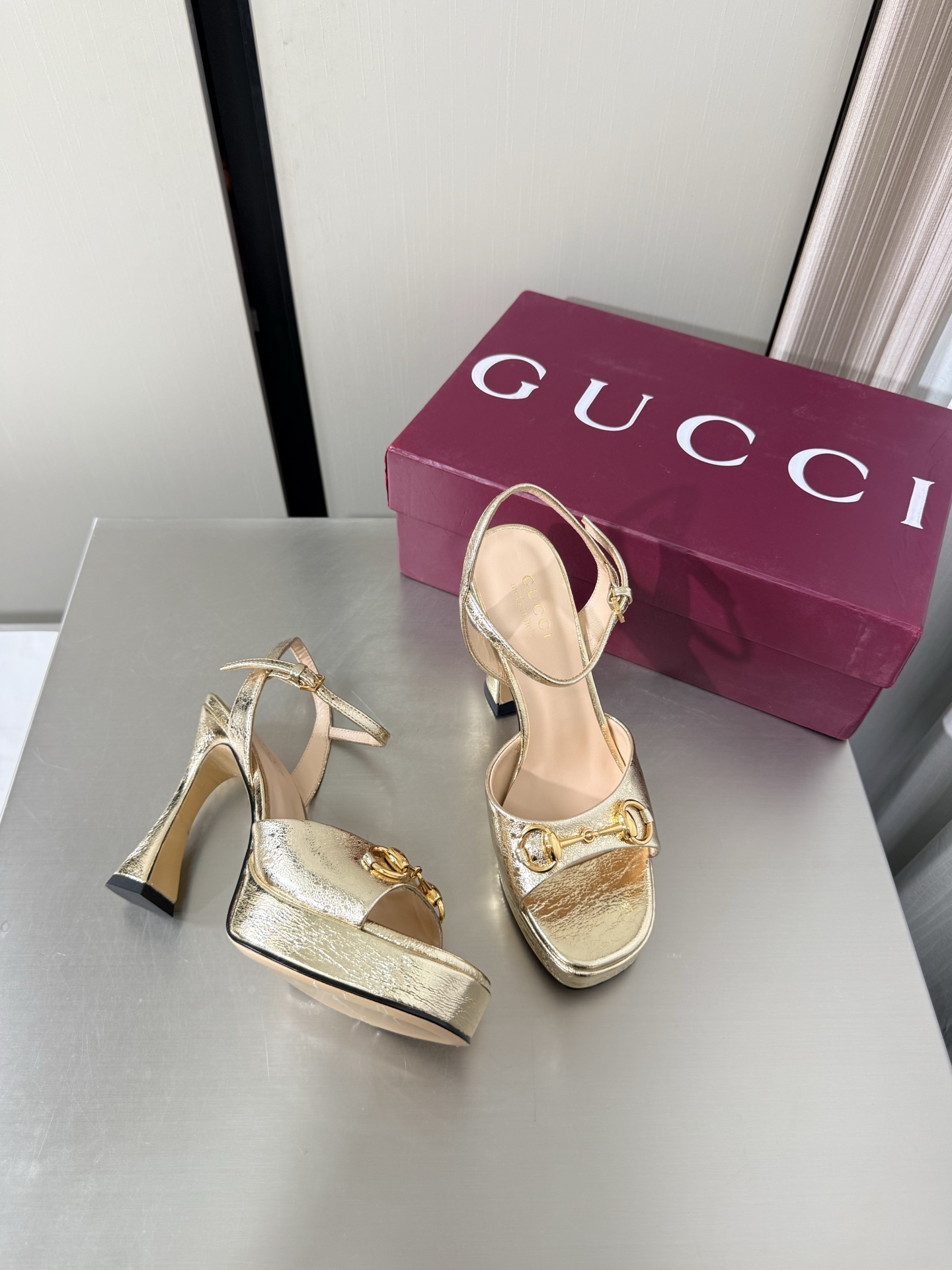NO:874650,Gucci saddle buckle high-heeled sandals, heel height 11cm, forefoot 2cm, exquisite packaging GUCCI golden calfskin, genuine leather outsole, made in Italy, fashionable brand LOGO, highly recognizable, various products are competing for brands, and super series heels are launched first. GUCCI is not behind the trend of the Paris fashion show  This series interprets the new fashion charm and continues the ultra-high heel design. It has won the favor of well-known overseas bloggers and millions of fans. It is sold well at home and abroad and is out of stock in China. The top version is in candy color. Each color is absolutely beautiful. Colors to choose from. Upper shoe leather lining: imported leather sheep outsole original outsole Size: Female 35 36 37 38 39 40 41 42 (40 41 42 order) (40 41 42  Customized) Packaging: GUCCI full set of original packaging, high heels and sandals, gucci, sandals, high heels, cowhide, Leather soles19860909Gucci 马鞍扣 高跟凉鞋 跟高11cm 前掌 2cm 精品包装 GUCCI  金色小牛皮  真皮大底 意大利制造 时尚的品牌LOGO持加,具有超辨高识度各品大争牌恐先推后出超系跟高列GUCCI不也落伍 Guccl巴黎时装秀场款 此系列演绎全新时尚魅力延续超高跟设计,深得海外知名博主青睐千万粉丝博主倾情演绎,畅销海内外国内已经断货,顶级版本糖果色配色,每个颜色都是绝美知知,颜色供选 面鞋牛皮  里内:进口皮羊 大底原版大底 码数:女 35 36 37 38 39 40 41 42 (40 41 42订) （40 41 42 定做） 包装:GUCCI全套原包版装,高跟鞋凉鞋,gucci,sandals,high heels,cowhide,Leather soles,Women's Shoes