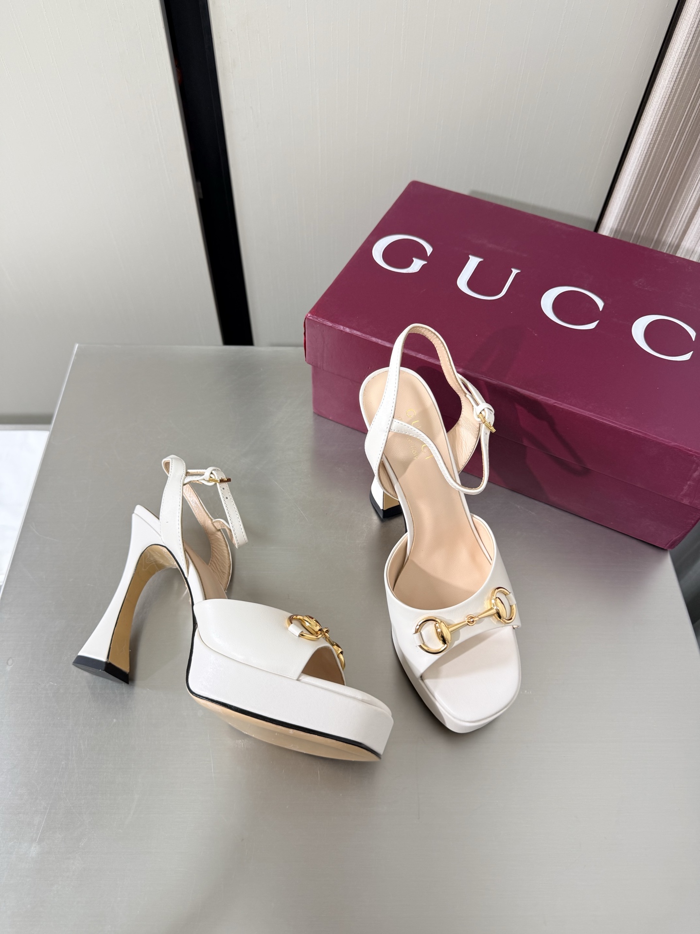 NO:874657,Gucci saddle buckle high-heeled sandals, heel height 11cm, forefoot 2cm, exquisite packaging GUCCI white cowhide, genuine leather outsole, made in Italy, fashionable brand LOGO, super recognizable and high-recognition, competing brands, super series heels, GUCCI is not behind the Gucci Paris fashion show model  This series interprets the new fashion charm and continues the ultra-high heel design. It has won the favor of well-known overseas bloggers and millions of fans. It is sold well at home and abroad and is out of stock in China. The top version is in candy color. Each color is absolutely beautiful. Colors to choose from. Upper shoe leather lining: imported leather sheep outsole original outsole Size: Female 35 36 37 38 39 40 41 42 (40 41 42 order) (40 41 42  Customized) Packaging: GUCCI full set of original packaging, high heels and sandals, gucci, sandals, high heels, cowhide, Leather soles19860909Gucci 马鞍扣 高跟凉鞋 跟高11cm 前掌 2cm 精品包装 GUCCI  白色牛皮  真皮大底 意大利制造 时尚的品牌LOGO持加,具有超辨高识度各品大争牌恐先推后出超系跟高列GUCCI不也落伍 Guccl巴黎时装秀场款 此系列演绎全新时尚魅力延续超高跟设计,深得海外知名博主青睐千万粉丝博主倾情演绎,畅销海内外国内已经断货,顶级版本糖果色配色,每个颜色都是绝美知知,颜色供选 面鞋牛皮  里内:进口皮羊 大底原版大底 码数:女 35 36 37 38 39 40 41 42 (40 41 42订) （40 41 42 定做） 包装:GUCCI全套原包版装,高跟鞋凉鞋,gucci,sandals,high heels,cowhide,Leather soles,Women's Shoes
