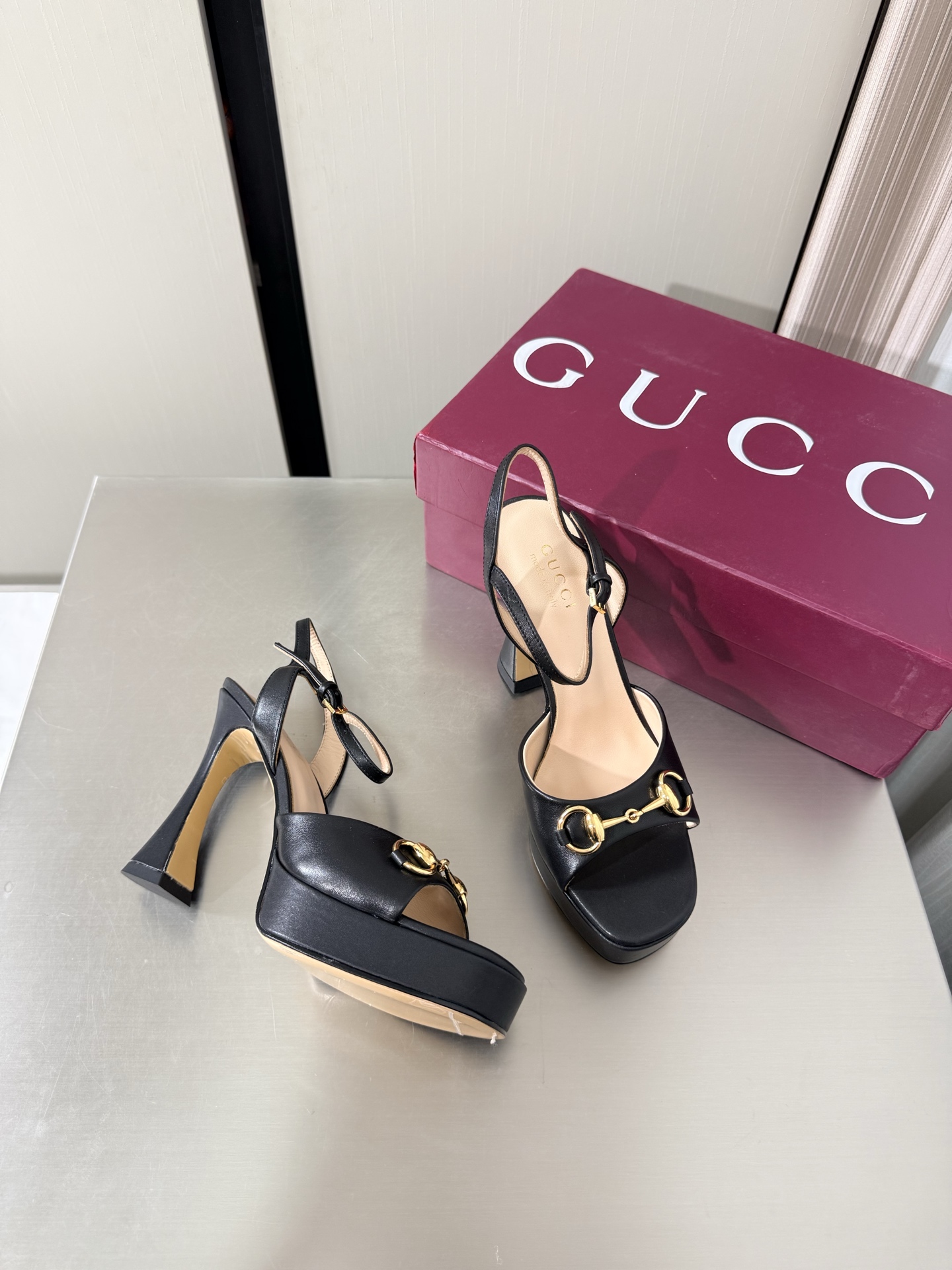 NO:874665,Gucci saddle buckle high-heeled sandals, heel height 11cm, forefoot 2cm, exquisite packaging GUCCI black cowhide, genuine leather outsole, made in Italy, fashionable brand LOGO, super recognizable and high-recognition, competing brands, super series heels, GUCCI is not lagging behind, Gucci Paris fashion show model  This series interprets the new fashion charm and continues the ultra-high heel design. It has won the favor of well-known overseas bloggers and millions of fans. It is sold well at home and abroad and is out of stock in China. The top version is in candy color. Each color is absolutely beautiful. Colors to choose from. Upper shoe leather lining: imported leather sheep outsole original outsole Size: Female 35 36 37 38 39 40 41 42 (40 41 42 order) (40 41 42  Customized) Packaging: GUCCI full set of original packaging, high heels and sandals, gucci, sandals, high heels, cowhide, Leather soles19860909Gucci 马鞍扣 高跟凉鞋 跟高11cm 前掌 2cm 精品包装 GUCCI  黑色牛皮  真皮大底 意大利制造 时尚的品牌LOGO持加,具有超辨高识度各品大争牌恐先推后出超系跟高列GUCCI不也落伍 Guccl巴黎时装秀场款 此系列演绎全新时尚魅力延续超高跟设计,深得海外知名博主青睐千万粉丝博主倾情演绎,畅销海内外国内已经断货,顶级版本糖果色配色,每个颜色都是绝美知知,颜色供选 面鞋牛皮  里内:进口皮羊 大底原版大底 码数:女 35 36 37 38 39 40 41 42 (40 41 42订) （40 41 42 定做） 包装:GUCCI全套原包版装,高跟鞋凉鞋,gucci,sandals,high heels,cowhide,Leather soles,Women's Shoes