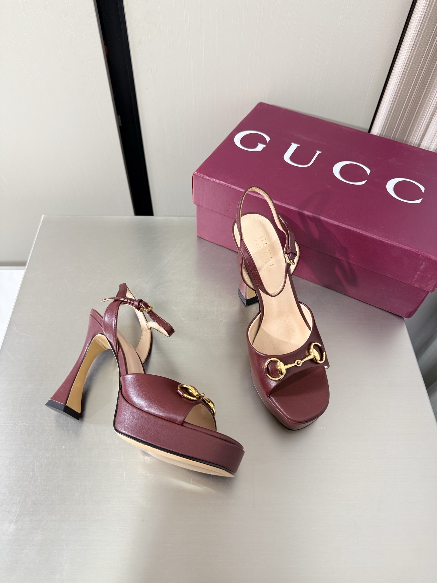 NO:874673,Gucci saddle buckle high-heeled sandals, heel height 11cm, forefoot 2cm, exquisite packaging GUCCI burgundy cowhide, genuine leather outsole, made in Italy, fashionable brand LOGO, highly recognizable, various products are competing for brands, and super series heels are launched first. GUCCI is also behind the trend of Gucci Paris fashion show  This series interprets the new fashion charm and continues the ultra-high heel design. It has won the favor of well-known overseas bloggers and millions of fans. It is sold well at home and abroad and is out of stock in China. The top version is in candy color. Each color is absolutely beautiful. Colors to choose from. Upper shoe leather lining: imported leather sheep outsole original outsole Size: Female 35 36 37 38 39 40 41 42 (40 41 42 order) (40 41 42  Customized) Packaging: GUCCI full set of original packaging, high heels and sandals, gucci, sandals, high heels, cowhide, Leather soles19860909Gucci 马鞍扣 高跟凉鞋 跟高11cm 前掌 2cm 精品包装 GUCCI  酒红牛皮  真皮大底 意大利制造 时尚的品牌LOGO持加,具有超辨高识度各品大争牌恐先推后出超系跟高列GUCCI不也落伍 Guccl巴黎时装秀场款 此系列演绎全新时尚魅力延续超高跟设计,深得海外知名博主青睐千万粉丝博主倾情演绎,畅销海内外国内已经断货,顶级版本糖果色配色,每个颜色都是绝美知知,颜色供选 面鞋牛皮  里内:进口皮羊 大底原版大底 码数:女 35 36 37 38 39 40 41 42 (40 41 42订) （40 41 42 定做） 包装:GUCCI全套原包版装,高跟鞋凉鞋,gucci,sandals,high heels,cowhide,Leather soles,Women's Shoes