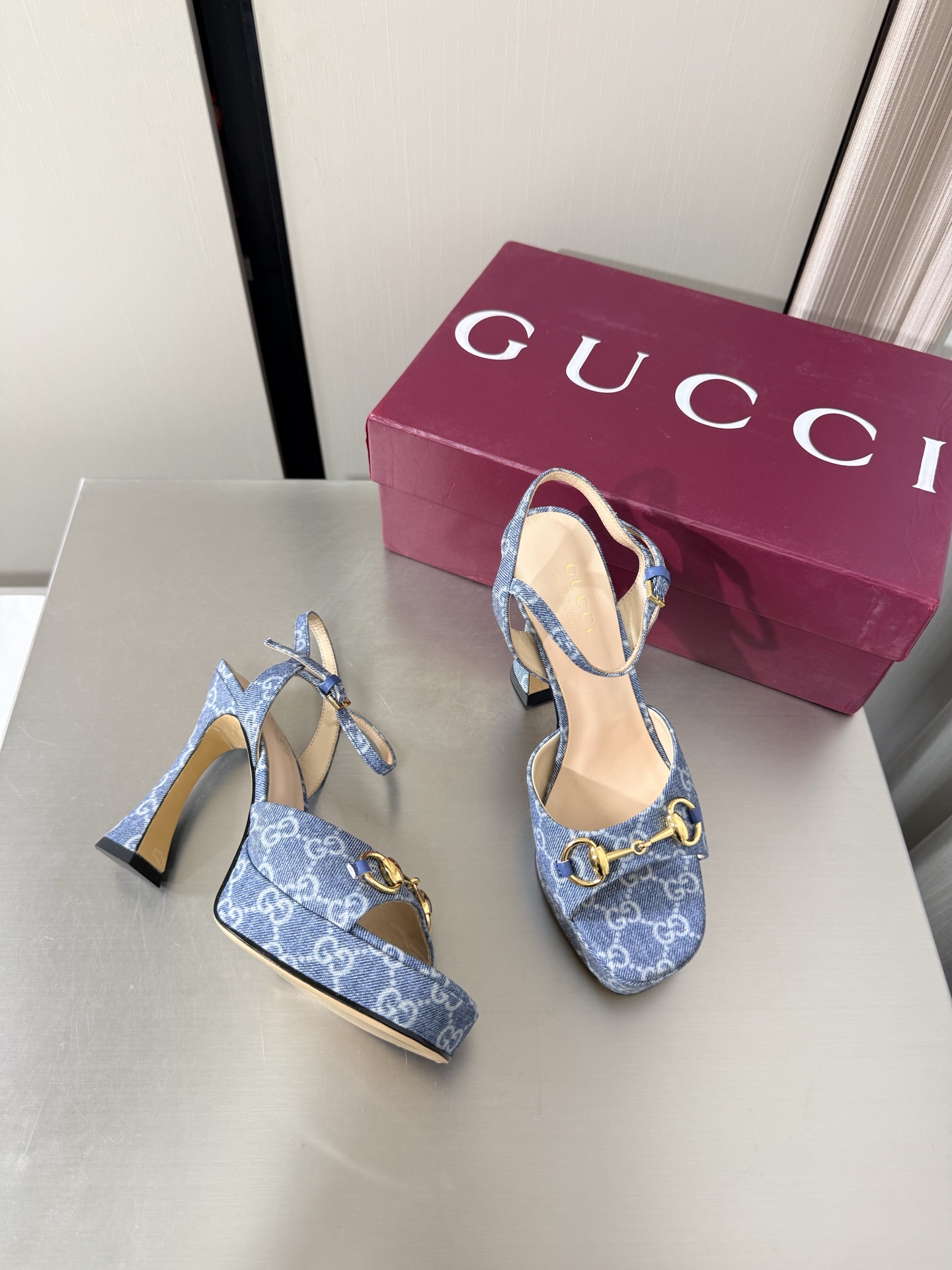 NO:874681,Gucci saddle buckle high-heeled sandals, heel height 11cm, forefoot 2cm, premium packaging GUCCI blue washed denim, presbyopic material, genuine leather outsole, made in Italy, fashionable brand LOGO, super recognizable and highly recognizable. Various products are competing for brands, and they are eager to launch super series heels. GUCCI is not behind the trend at the Gucci Paris fashion show.  This series interprets the new fashion charm and continues the ultra-high heel design. It has won the favor of well-known overseas bloggers and millions of fans. It is sold well at home and abroad and is out of stock in China. The top version is in candy color. Each color is absolutely beautiful. There are colors to choose from. Top shoes presbyopia material. Lining: Imported leather sheep outsole. Original outsole. Size: Female 35 36 37 38 39 40 41 42 (40 41 42 order) (40 41  42 Customized) Packaging: GUCCI full set of original packaging, high heels and sandals, gucci, sandals, high heels, Leather soles19860909Gucci 马鞍扣 高跟凉鞋 跟高11cm 前掌 2cm 精品包装 GUCCI  蓝色洗水牛仔 老花材质  真皮大底 意大利制造 时尚的品牌LOGO持加,具有超辨高识度各品大争牌恐先推后出超系跟高列GUCCI不也落伍 Guccl巴黎时装秀场款 此系列演绎全新时尚魅力延续超高跟设计,深得海外知名博主青睐千万粉丝博主倾情演绎,畅销海内外国内已经断货,顶级版本糖果色配色,每个颜色都是绝美知知,颜色供选 面鞋老花材质 里内:进口皮羊 大底原版大底 码数:女 35 36 37 38 39 40 41 42 (40 41 42订) （40 41 42 定做） 包装:GUCCI全套原包版装,高跟鞋凉鞋,gucci,sandals,high heels,Leather soles,Women's Shoes