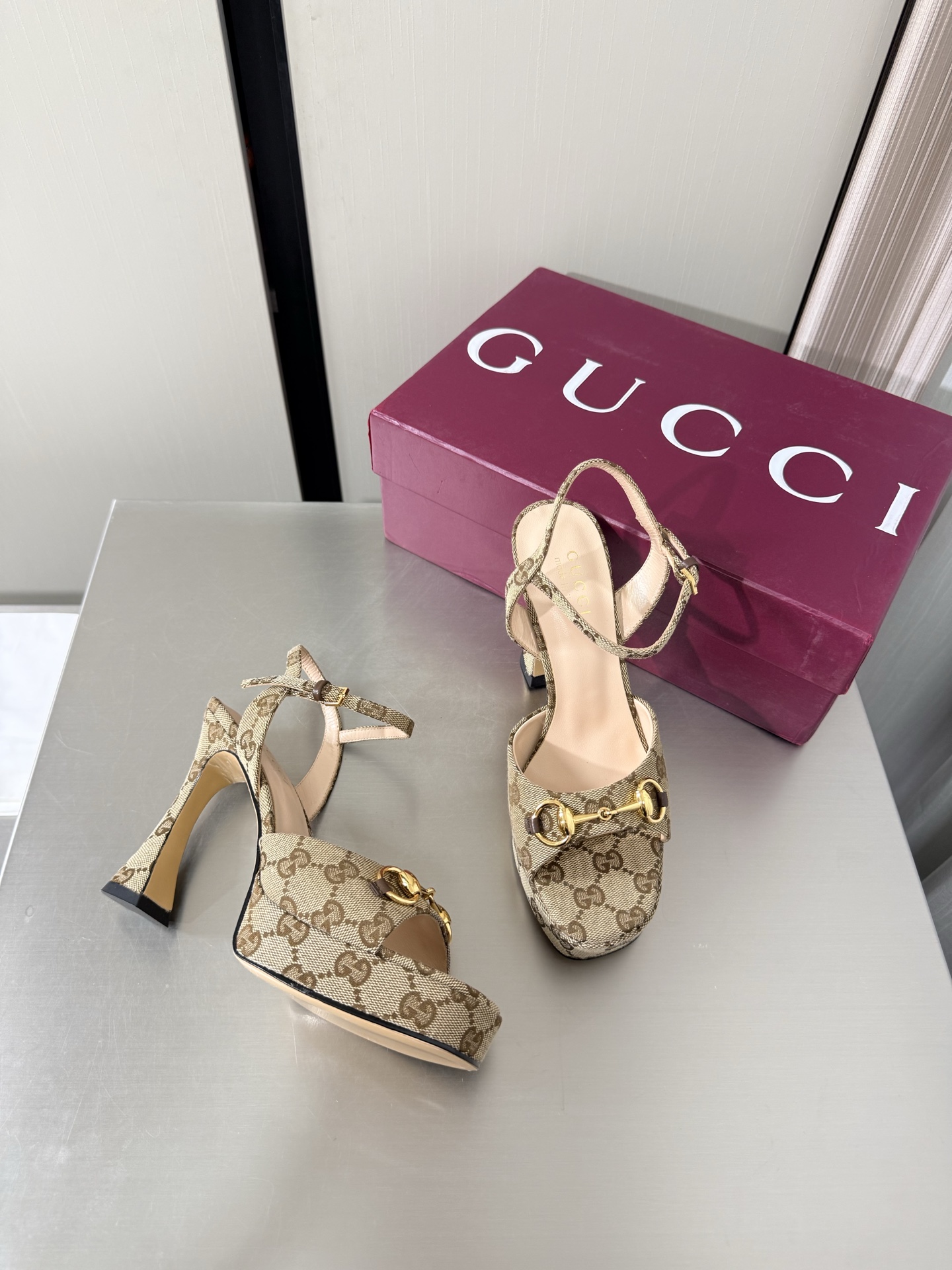 NO:874689,Gucci saddle buckle high heel sandals, heel height 11cm, forefoot 2cm, exquisite packaging GUCCI classic apricot color, presbyopia material, genuine leather outsole, made in Italy, fashionable brand LOGO, highly recognizable, various products are competing for brands, and they are eager to launch super series heels first. GUCCI is not behind the times at the Gucci Paris fashion show.  This series interprets the new fashion charm and continues the ultra-high heel design. It has won the favor of well-known overseas bloggers and millions of fans. It is sold well at home and abroad and is out of stock in China. The top version is in candy color. Each color is absolutely beautiful. There are colors to choose from. Upper shoes are classic apricot color. Presbyopic material. Lining: Imported leather sheep outsole. Original outsole. Size: Female 35 36 37 38 39 40 41 42 (40 41 42 order) (40  41 42 Customized) Packaging: GUCCI full set of original packaging, high heels and sandals, gucci, sandals, high heels, Leather soles19860909Gucci 马鞍扣 高跟凉鞋 跟高11cm 前掌 2cm 精品包装 GUCCI  经典杏色 老花材质  真皮大底 意大利制造 时尚的品牌LOGO持加,具有超辨高识度各品大争牌恐先推后出超系跟高列GUCCI不也落伍 Guccl巴黎时装秀场款 此系列演绎全新时尚魅力延续超高跟设计,深得海外知名博主青睐千万粉丝博主倾情演绎,畅销海内外国内已经断货,顶级版本糖果色配色,每个颜色都是绝美知知,颜色供选 面鞋经典杏色 老花材质  里内:进口皮羊 大底原版大底 码数:女 35 36 37 38 39 40 41 42 (40 41 42订) （40 41 42 定做） 包装:GUCCI全套原包版装,高跟鞋凉鞋,gucci,sandals,high heels,Leather soles,Women's Shoes