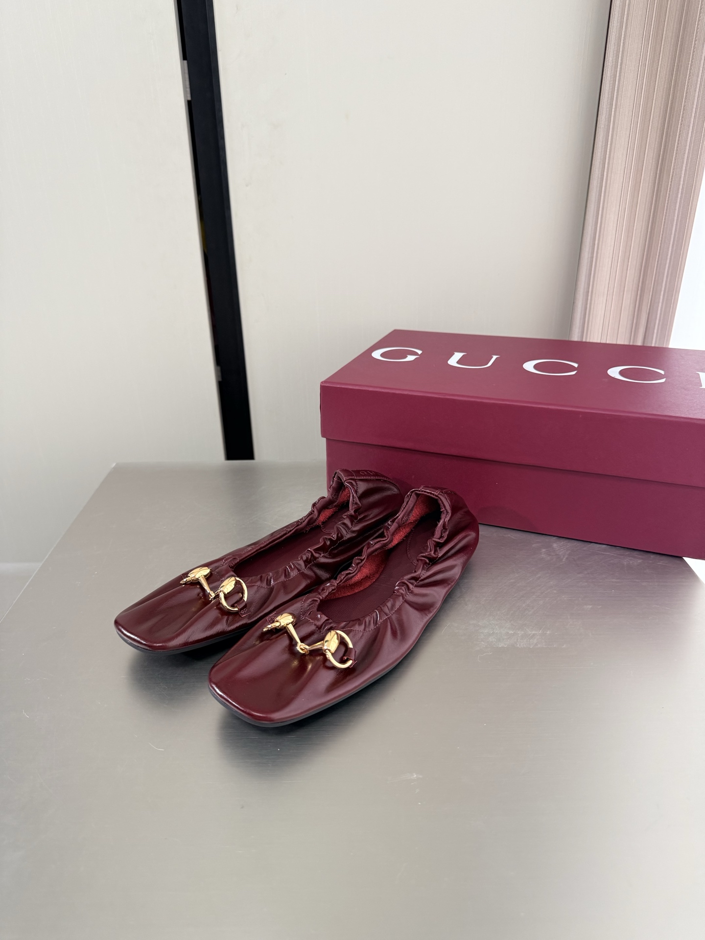 NO:874661,Gucci Saddle Buckle Flat Comfortable Ballet Shoes Premium Packaging GUCCI Brown Cowhide One-piece Outsole Made in Italy Stylish brand LOGO with super-recognizable products competing for brands, super series and high-series GUCCI is not out of date Gucci Paris fashion show model  This series interprets the new fashion charm and continues the ultra-high heel design. It has won the favor of well-known overseas bloggers and millions of fans. It is sold well at home and abroad and is out of stock in China. The top version is in candy color. Each color is absolutely beautiful. Colors to choose from. Upper shoe leather lining: imported leather sheep outsole original outsole Size: Female 35 36 37 38 39 40 41 42 (40 41 42 order) (40 41 42  Customized) Packaging: GUCCI full set of original packaging, ballet shoes, gucci, cowhide19860909Gucci 马鞍扣 平底舒适芭蕾舞鞋 精品包装 GUCCI  棕色牛皮  一体成型大底意大利制造 时尚的品牌LOGO持加,具有超辨高识度各品大争牌恐先推后出超系跟高列GUCCI不也落伍 Guccl巴黎时装秀场款 此系列演绎全新时尚魅力延续超高跟设计,深得海外知名博主青睐千万粉丝博主倾情演绎,畅销海内外国内已经断货,顶级版本糖果色配色,每个颜色都是绝美知知,颜色供选 面鞋牛皮  里内:进口皮羊 大底原版大底 码数:女 35 36 37 38 39 40 41 42 (40 41 42订) （40 41 42 定做） 包装:GUCCI全套原包版装,芭蕾舞鞋,gucci,cowhide,Women's Shoes