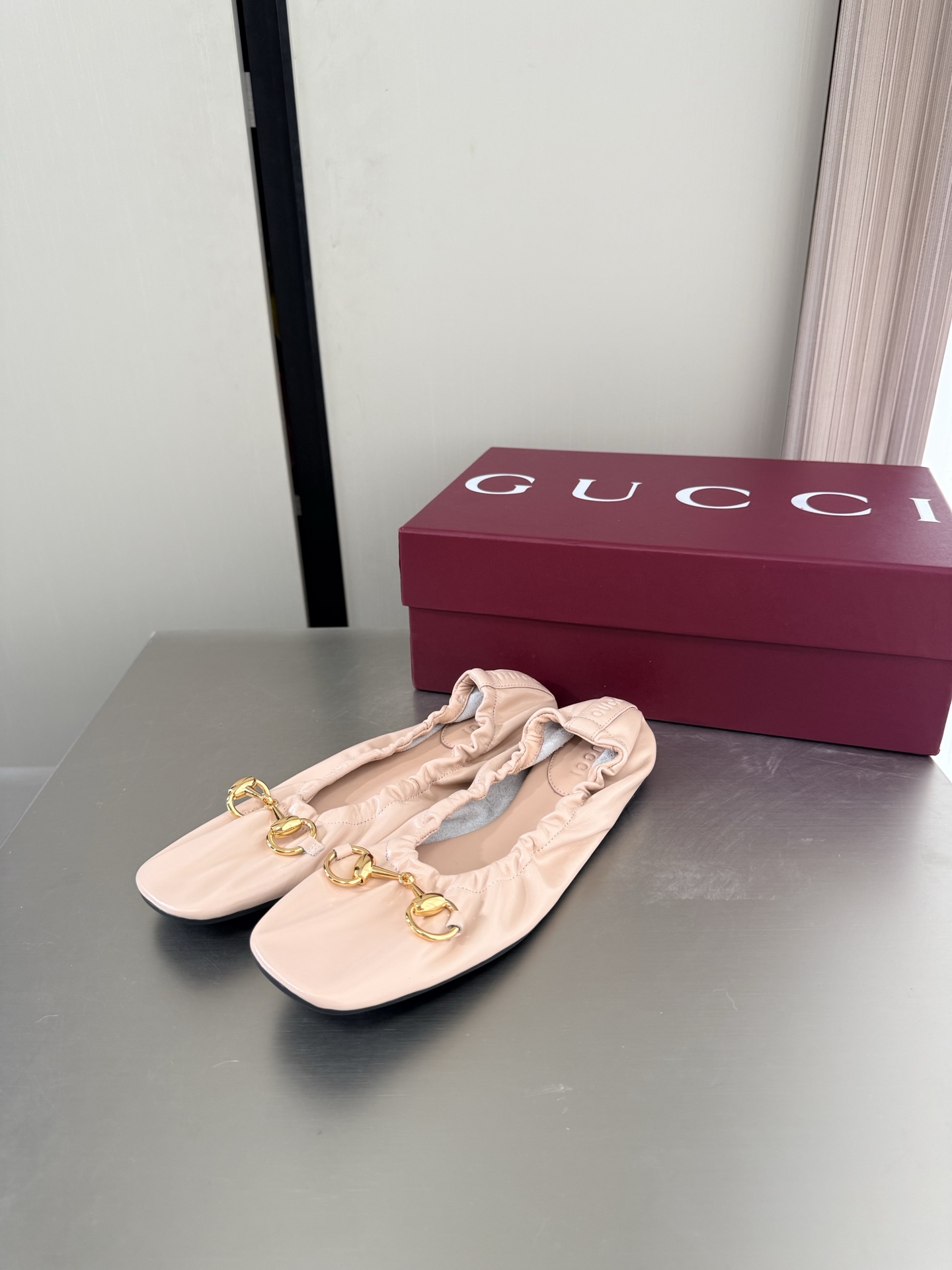 NO:874670,Gucci Saddle Buckle Flat Comfortable Ballet Shoes Premium Packaging GUCCI Pink Calfskin One-piece Outsole Made in Italy Stylish brand LOGO with super-recognizable products competing for brands, super series and high series GUCCI is not out of date Gucci Paris fashion show model  This series interprets the new fashion charm and continues the ultra-high heel design. It has won the favor of well-known overseas bloggers and millions of fans. It is sold well at home and abroad and is out of stock in China. The top version is in candy color. Each color is absolutely beautiful. Colors to choose from. Upper shoe leather lining: imported leather sheep outsole original outsole Size: Female 35 36 37 38 39 40 41 42 (40 41 42 order) (40 41 42  Customized) Packaging: GUCCI full set of original packaging, ballet shoes, gucci, cowhide19860909Gucci 马鞍扣 平底舒适芭蕾舞鞋 精品包装 GUCCI  粉色小牛皮  一体成型大底意大利制造 时尚的品牌LOGO持加,具有超辨高识度各品大争牌恐先推后出超系跟高列GUCCI不也落伍 Guccl巴黎时装秀场款 此系列演绎全新时尚魅力延续超高跟设计,深得海外知名博主青睐千万粉丝博主倾情演绎,畅销海内外国内已经断货,顶级版本糖果色配色,每个颜色都是绝美知知,颜色供选 面鞋牛皮  里内:进口皮羊 大底原版大底 码数:女 35 36 37 38 39 40 41 42 (40 41 42订) （40 41 42 定做） 包装:GUCCI全套原包版装,芭蕾舞鞋,gucci,cowhide,Women's Shoes