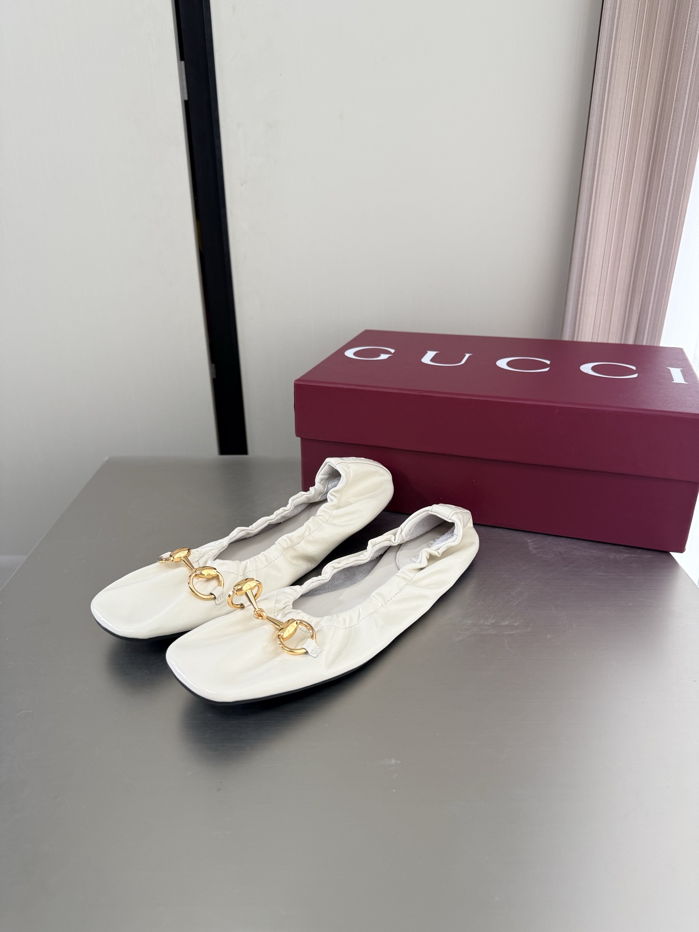 NO:874678,Gucci Saddle Buckle Flat Comfortable Ballet Shoes Premium Packaging GUCCI White Cowhide One-piece Outsole Made in Italy Stylish brand LOGO with super-recognizable products competing for brands, super series and high-series GUCCI is not out of date Gucci Paris fashion show model  This series interprets the new fashion charm and continues the ultra-high heel design. It has won the favor of well-known overseas bloggers and millions of fans. It is sold well at home and abroad and is out of stock in China. The top version is in candy color. Each color is absolutely beautiful. Colors to choose from. Upper shoe leather lining: imported leather sheep outsole original outsole Size: Female 35 36 37 38 39 40 41 42 (40 41 42 order) (40 41 42  Customized) Packaging: GUCCI full set of original packaging, ballet shoes, gucci, cowhide19860909Gucci 马鞍扣 平底舒适芭蕾舞鞋 精品包装 GUCCI  白色 牛皮  一体成型大底意大利制造 时尚的品牌LOGO持加,具有超辨高识度各品大争牌恐先推后出超系跟高列GUCCI不也落伍 Guccl巴黎时装秀场款 此系列演绎全新时尚魅力延续超高跟设计,深得海外知名博主青睐千万粉丝博主倾情演绎,畅销海内外国内已经断货,顶级版本糖果色配色,每个颜色都是绝美知知,颜色供选 面鞋牛皮  里内:进口皮羊 大底原版大底 码数:女 35 36 37 38 39 40 41 42 (40 41 42订) （40 41 42 定做） 包装:GUCCI全套原包版装,芭蕾舞鞋,gucci,cowhide,Women's Shoes