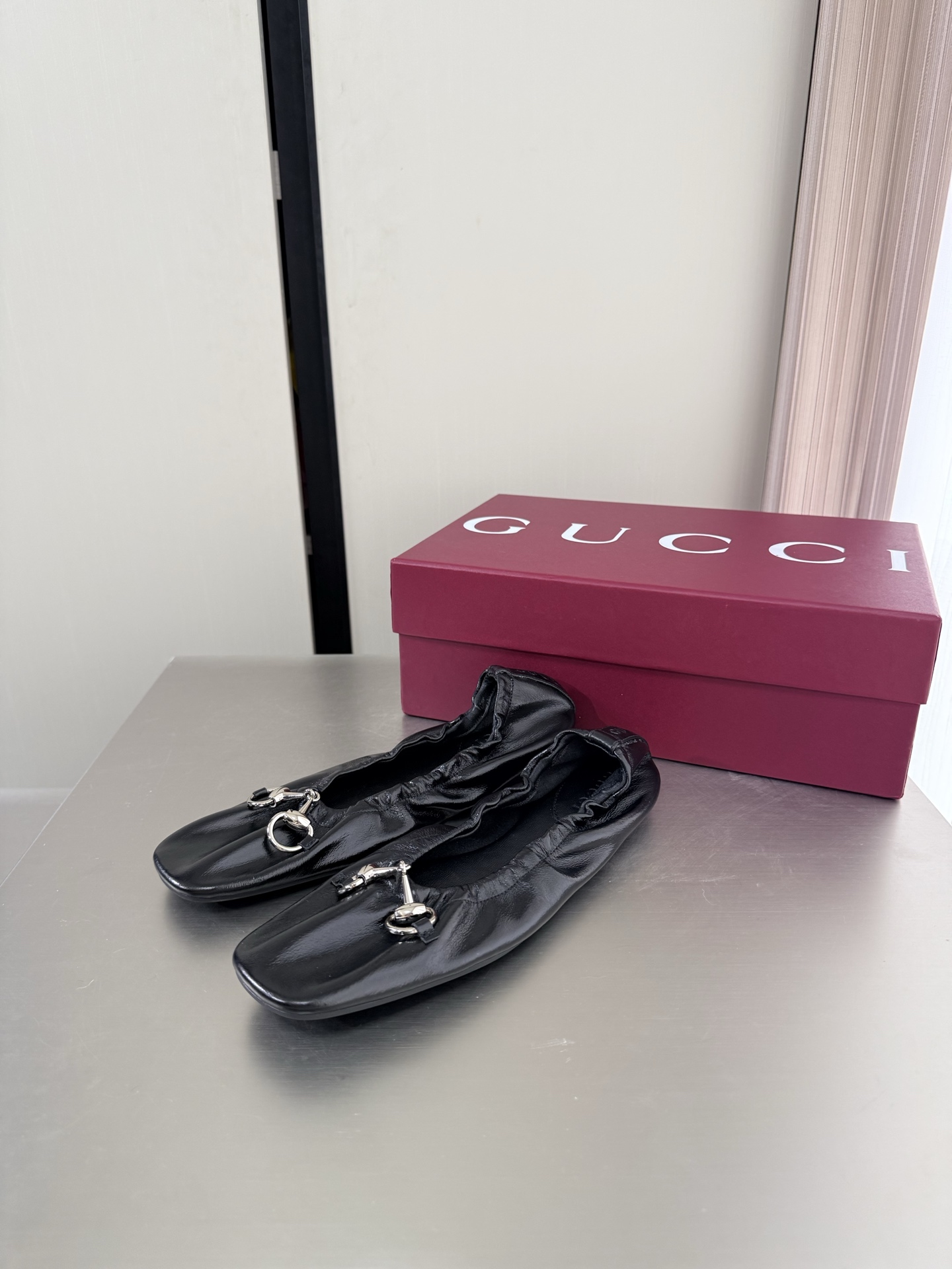 NO:874686,Gucci Saddle Buckle Flat Comfort Ballet Shoes Premium Packaging GUCCI Black Cowhide One-piece Outsole Made in Italy Stylish brand LOGO with super-recognizable products competing for brands, super series and high series GUCCI is not out of date Gucci Paris fashion show model  This series interprets the new fashion charm and continues the ultra-high heel design. It has won the favor of well-known overseas bloggers and millions of fans. It is sold well at home and abroad and is out of stock in China. The top version is in candy color. Each color is absolutely beautiful. Colors to choose from. Upper shoe leather lining: imported leather sheep outsole original outsole Size: Female 35 36 37 38 39 40 41 42 (40 41 42 order) (40 41 42  Customized) Packaging: GUCCI full set of original packaging, ballet shoes, gucci, cowhide19860909Gucci 马鞍扣 平底舒适芭蕾舞鞋 精品包装 GUCCI  黑色 牛皮  一体成型大底意大利制造 时尚的品牌LOGO持加,具有超辨高识度各品大争牌恐先推后出超系跟高列GUCCI不也落伍 Guccl巴黎时装秀场款 此系列演绎全新时尚魅力延续超高跟设计,深得海外知名博主青睐千万粉丝博主倾情演绎,畅销海内外国内已经断货,顶级版本糖果色配色,每个颜色都是绝美知知,颜色供选 面鞋牛皮  里内:进口皮羊 大底原版大底 码数:女 35 36 37 38 39 40 41 42 (40 41 42订) （40 41 42 定做） 包装:GUCCI全套原包版装,芭蕾舞鞋,gucci,cowhide,Women's Shoes