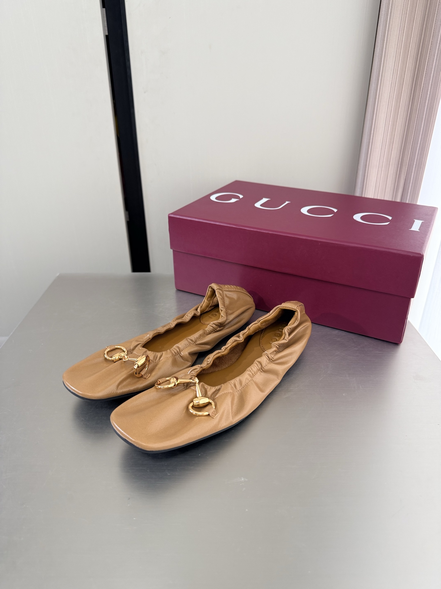 NO:874626,Gucci Saddle Buckle Flat Comfortable Ballet Shoes Premium Packaging GUCCI Brown Cowhide One-piece Outsole Made in Italy Stylish brand LOGO with super-recognizable products competing for brands, super series and high-series GUCCI is not out of date Gucci Paris fashion show model  This series interprets the new fashion charm and continues the ultra-high heel design. It has won the favor of well-known overseas bloggers and millions of fans. It is sold well at home and abroad and is out of stock in China. The top version is in candy color. Each color is absolutely beautiful. Colors to choose from. Upper shoe leather lining: imported leather sheep outsole original outsole Size: Female 35 36 37 38 39 40 41 42 (40 41 42 order) (40 41 42  Customized) Packaging: GUCCI full set of original packaging, ballet shoes, gucci, cowhide19860909Gucci 马鞍扣 平底舒适芭蕾舞鞋 精品包装 GUCCI  棕色牛皮  一体成型大底意大利制造 时尚的品牌LOGO持加,具有超辨高识度各品大争牌恐先推后出超系跟高列GUCCI不也落伍 Guccl巴黎时装秀场款 此系列演绎全新时尚魅力延续超高跟设计,深得海外知名博主青睐千万粉丝博主倾情演绎,畅销海内外国内已经断货,顶级版本糖果色配色,每个颜色都是绝美知知,颜色供选 面鞋牛皮  里内:进口皮羊 大底原版大底 码数:女 35 36 37 38 39 40 41 42 (40 41 42订) （40 41 42 定做） 包装:GUCCI全套原包版装,芭蕾舞鞋,gucci,cowhide,Women's Shoes
