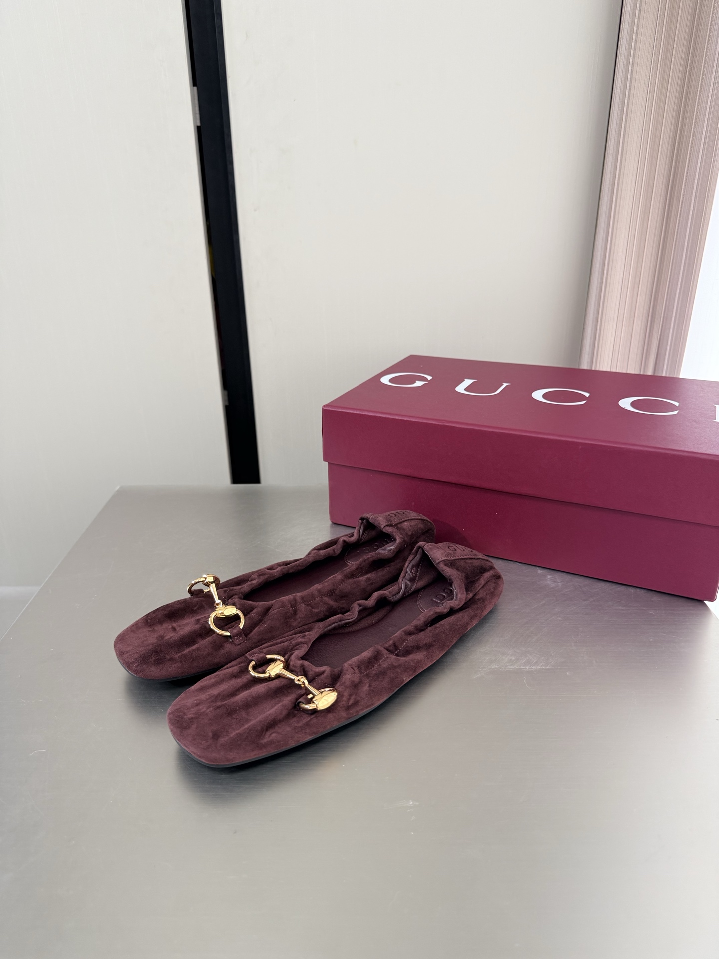 NO:874635,Gucci Saddle Buckle Flat Comfort Ballet Shoes Premium Packaging GUCCI Burgundy Suede One-piece Outsole Made in Italy Stylish brand LOGO with super-recognizable products competing for brands, super series and high series GUCCI is not out of date Gucci Paris fashion show model  This series interprets the new fashion charm and continues the ultra-high heel design. It has won the favor of well-known overseas bloggers and millions of fan bloggers. It is sold well at home and abroad and is out of stock in China. The top version is in candy color. Each color is absolutely beautiful. Colors are available. The upper shoes are suede. Lining: Imported leather sheep outsole. Original outsole. Size: Female 35 36 37 38 39 40 41 42 (40 41 42 order) (40  41 42 Customized) Packaging: GUCCI full set of original packaging, ballet shoes, gucci, chamois leather19860909Gucci 马鞍扣 平底舒适芭蕾舞鞋 精品包装 GUCCI  酒红色 麂皮  一体成型大底意大利制造 时尚的品牌LOGO持加,具有超辨高识度各品大争牌恐先推后出超系跟高列GUCCI不也落伍 Guccl巴黎时装秀场款 此系列演绎全新时尚魅力延续超高跟设计,深得海外知名博主青睐千万粉丝博主倾情演绎,畅销海内外国内已经断货,顶级版本糖果色配色,每个颜色都是绝美知知,颜色供选 面鞋反绒麂皮 里内:进口皮羊 大底原版大底 码数:女 35 36 37 38 39 40 41 42 (40 41 42订) （40 41 42 定做） 包装:GUCCI全套原包版装,芭蕾舞鞋,gucci,chamois leather,Women's Shoes