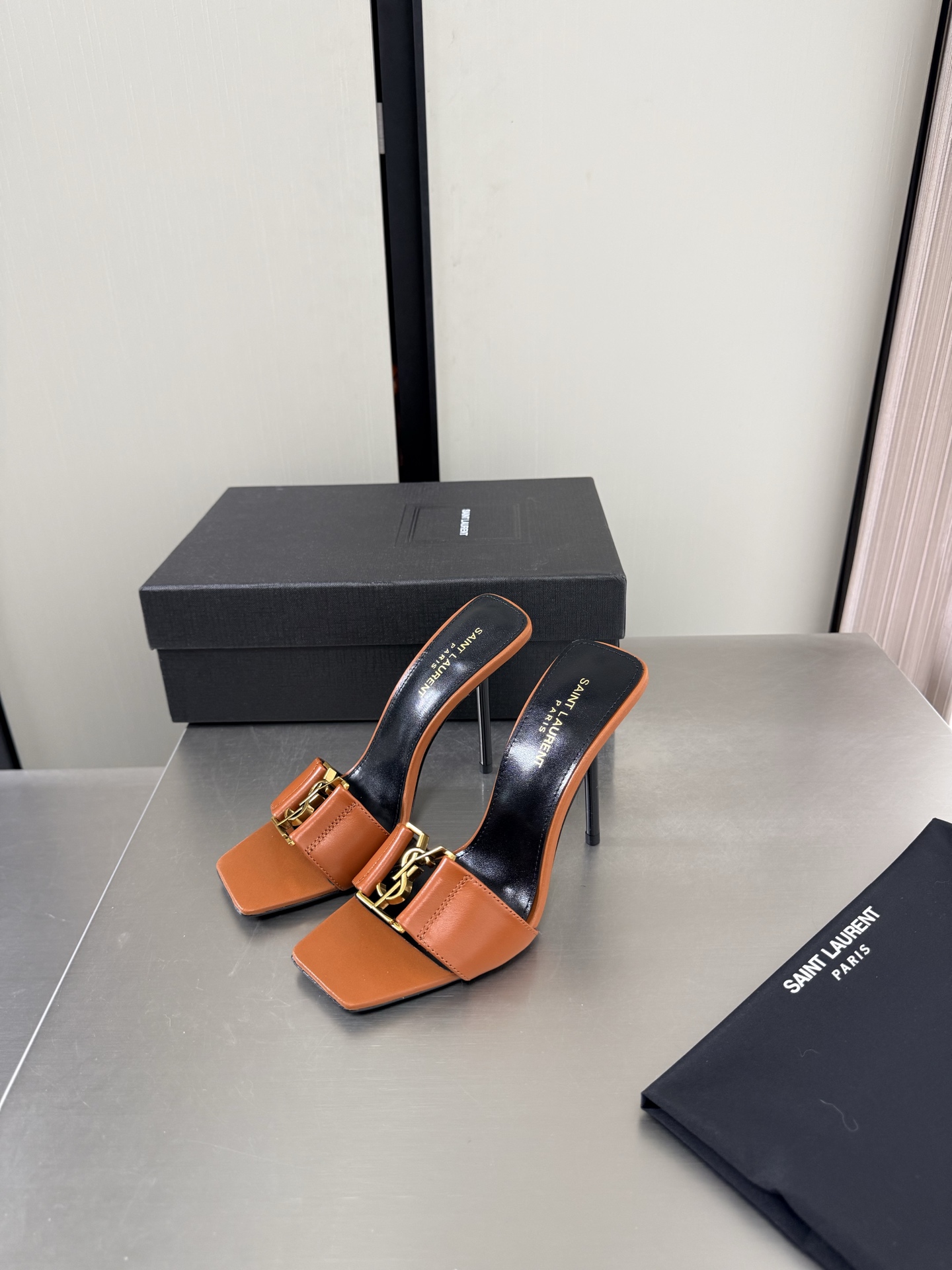 NO:882864,YSL classic simple sandals 12.5 cm heel height Yvette Saint Laurent Saint Laurent logo Exquisite high heels Orange The poplar forest that understands women’s hearts best Beautiful shoes with no dead ends Support the aura and noble temperament Imported sheepskin lining Fits the feet Comfortable Italian imported genuine leather outsole Size 35 36 37 38 39 40 41 (order 40 41)  With counter packaging, high heels and slippers, saint laurent, saint laurent, saint laurent, sandals, high heels, slippers, sheepskin, Leather soles19860909YSL 经典简约凉鞋 12.5 cm 跟高 Yvette Saint Laurent圣罗兰logo 精致高跟 橘色 最懂女人心的杨树林 无死角的美鞋 撑起气场 气质高贵  进口羊皮内里 贴脚 舒适 意大利进口真皮大底  码数35 36 37 38 39 40 41 （40 41 订） 配专柜包装,高跟鞋拖鞋,saint laurent,saint laurent,saint laurent,sandals,high heels,slippers,sheepskin,Leather soles,Women's Shoes