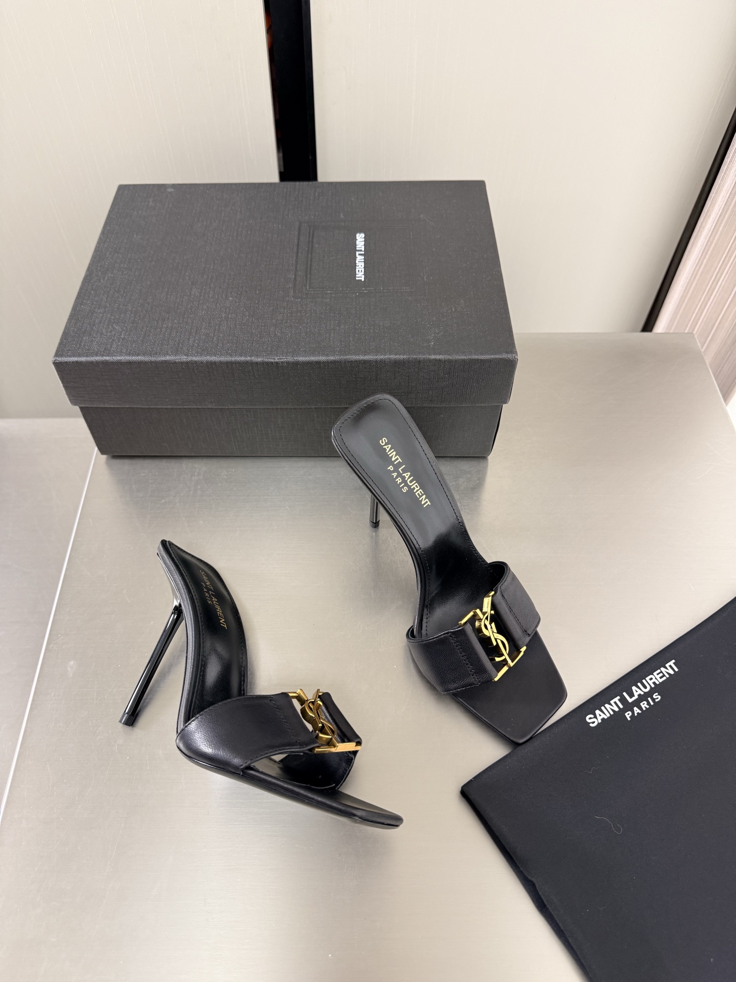 NO:882867,YSL classic simple sandals 12.5 cm heel height Yvette Saint Laurent Saint Laurent logo Exquisite high heels Black lambskin The poplar forest that understands women's hearts best Beautiful shoes with no dead ends Support the aura and noble temperament Imported sheepskin lining Fits the feet Comfortable Italian imported genuine leather outsole Size number 35 36 37 38 39 40 41 (order 40 41)  With counter packaging, high heels and slippers, saint laurent, saint laurent, saint laurent, sandals, high heels, slippers, sheepskin, Leather soles19860909YSL 经典简约凉鞋 12.5 cm 跟高 Yvette Saint Laurent圣罗兰logo 精致高跟 黑色小羊皮 最懂女人心的杨树林 无死角的美鞋 撑起气场 气质高贵  进口羊皮内里 贴脚 舒适 意大利进口真皮大底  码数35 36 37 38 39 40 41 （40 41 订） 配专柜包装,高跟鞋拖鞋,saint laurent,saint laurent,saint laurent,sandals,high heels,slippers,sheepskin,Leather soles,Women's Shoes