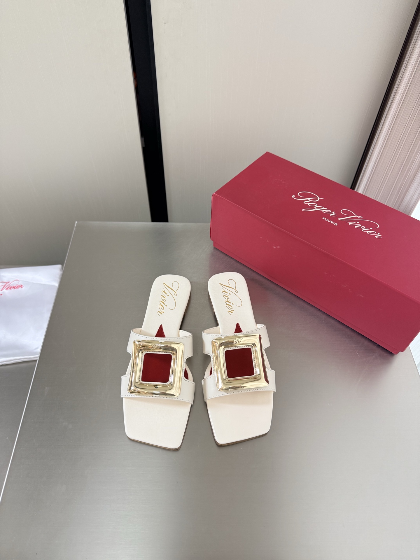 NO:882884,Highest version square toe high-heeled slippers RV square grilled high-quality RogerVivier white calfskin 2 with original hardware Never fade RV | New P Exquisite buckle design Brand logo Stress-free entry and exit from the counter Oil edge craftsmanship Meticulous flat design Necessary for commuting Fabric Imported cowhide Lining Foot Sheepskin outsole Italian genuine leather outsole Gilded hardware fasteners 34 35  36 37 38 39 40 41 (34 40 41 customized and non-returnable) equipped with high-quality original packaging, slippers, roger vivier, slippers, cowhide, sheepskin, Leather soles19860909最高版本 方头 高跟拖鞋 RV方烤 高品质 RogerVivier罗杰·维维亚 白色小牛皮 2搭配原版五金 永不褪色 RV|上新 P 饰扣设计精巧 品牌logo 出入专柜无压力 油边工艺 细致入微  平底设计 通勤必备款  面料 进口牛皮  内里 垫脚 羊皮  大底 意大利真皮大底 鎏金工艺五金扣件 34 35 36 37 38 39 40 41 (34 40 41 定做不退换) 配置高品质原版包装,拖鞋,roger vivier,slippers,cowhide,sheepskin,Leather soles,Women's Shoes