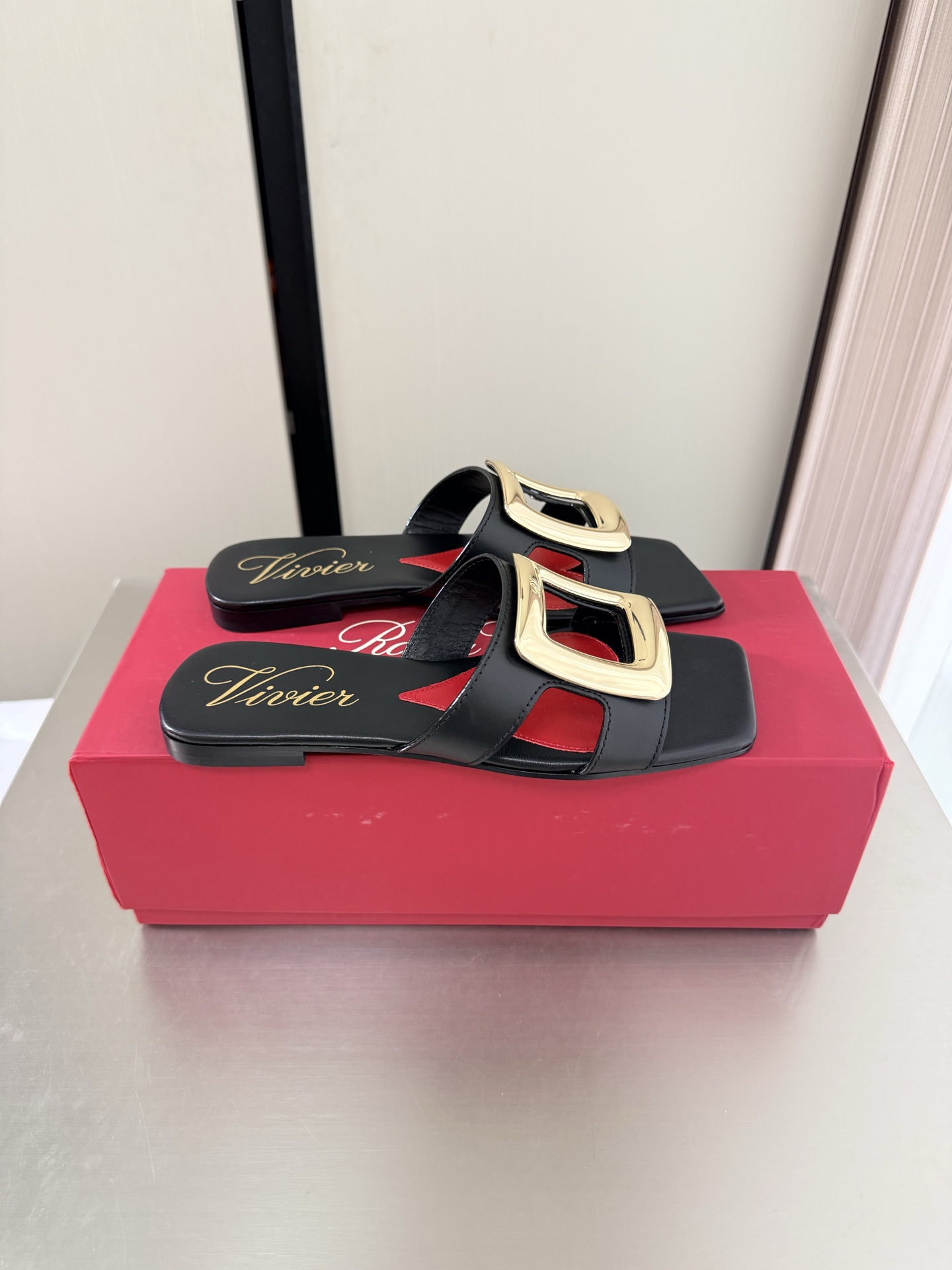 NO:882858,Highest version square toe high-heeled slippers RV square grilled high-quality RogerVivier black calfskin 2 with original hardware Never fade RV | New P Exquisite buckle design Brand logo No pressure to enter and exit the counter Oil edge craftsmanship Meticulous flat design Necessary model for commuting Fabric Imported cowhide Lining Feet Sheepskin outsole Italian leather outsole Gilded hardware fasteners 34 35  36 37 38 39 40 41 (34 40 41 customized and non-returnable) equipped with high-quality original packaging, slippers, roger vivier, slippers, cowhide, sheepskin, Leather soles19860909最高版本 方头 高跟拖鞋 RV方烤 高品质 RogerVivier罗杰·维维亚 黑色 小牛皮 2搭配原版五金 永不褪色 RV|上新 P 饰扣设计精巧 品牌logo 出入专柜无压力 油边工艺 细致入微  平底设计 通勤必备款  面料 进口牛皮  内里 垫脚 羊皮  大底 意大利真皮大底 鎏金工艺五金扣件 34 35 36 37 38 39 40 41 (34 40 41 定做不退换) 配置高品质原版包装,拖鞋,roger vivier,slippers,cowhide,sheepskin,Leather soles,Women's Shoes