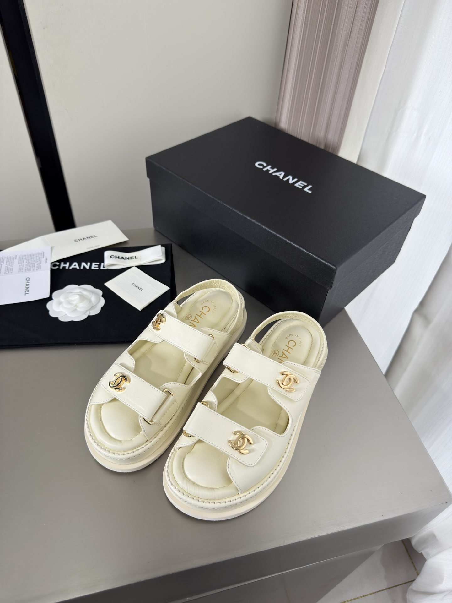 NO:882878,CHANEL Chanel large logo flat slippers Xiaoxiang flat top version high version 260 heel height 4cm metal logo blessing comfortable and stylish off-white original lambskin sheepskin lining Italian combination outsole full of texture classic square toe design super comfortable logo clearly visible elegant lambskin lining used on the inside foot logo clear not tiring feet steel stamped brand logo benchmarking pursuit of quality  Original Italian genuine leather outsole with logo, full of texture 35 36 37 38 39 40 41 (40 41 customized) with original packaging, sandals, chanel, chanel, sandals, slippers, sheepskin, Leather soles19860909CHANEL 香奈儿 大logo 平底拖鞋 小香 平底 顶级版本 高版本 260 跟高 4cm 金属 logo 加持 舒适有范 米白 原版 小羊皮 羊皮内里 意大利组合大底 质感满满 经典方头 设计 超舒适   logo清晰可见  优雅 内里选用小羊皮内里 垫脚logo清晰  不累脚 钢印品牌logo 对标对版 追求品质 原版 意大利真皮大底 logo大底 质感满满  35 36 37 38 39 40 41（40 41 定制） 搭配原版包装,凉鞋,chanel,chanel,sandals,slippers,sheepskin,Leather soles,Women's Shoes