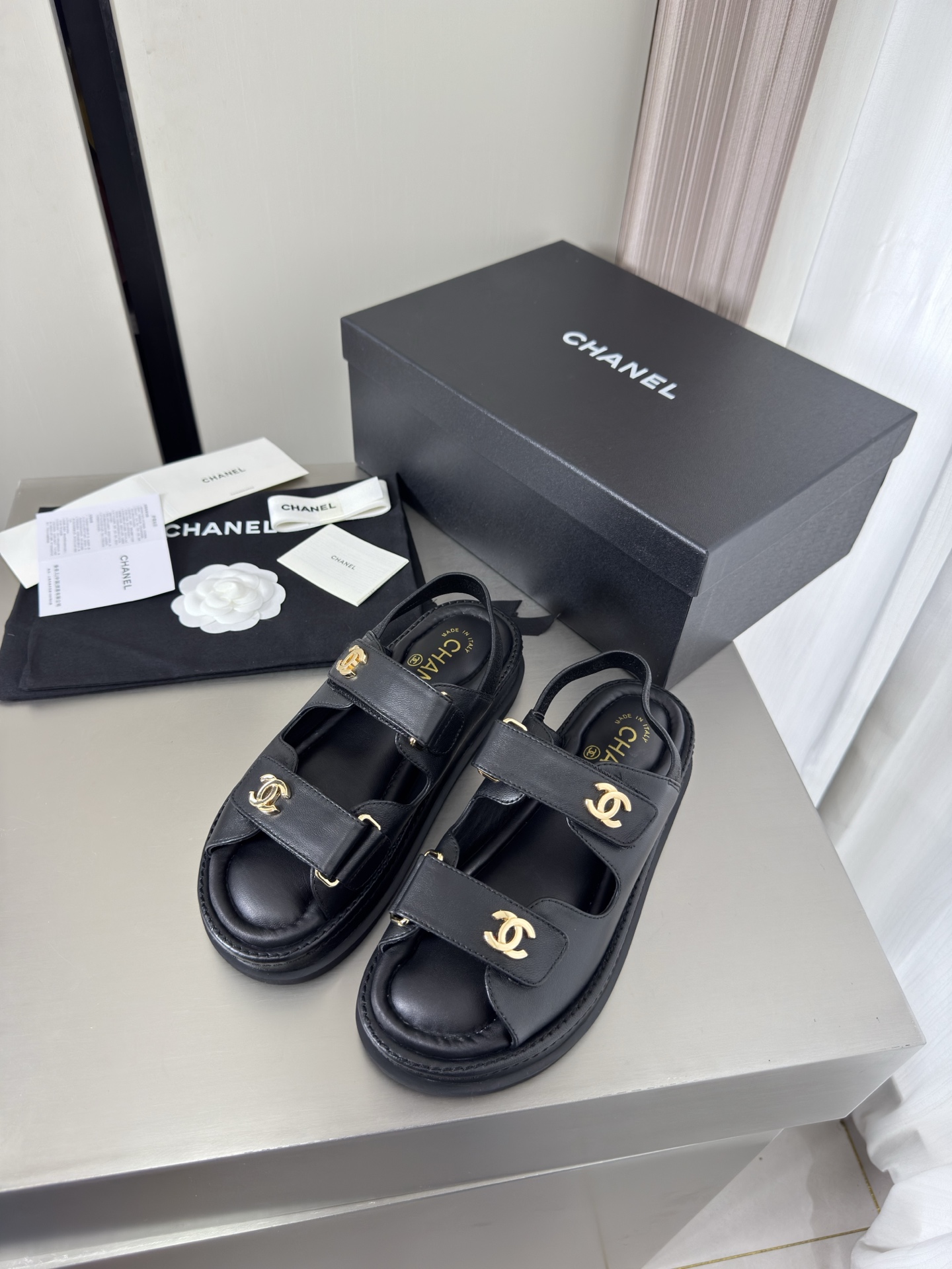 NO:882881,CHANEL Chanel Big logo flat slippers Xiaoxiang Flat top version High version 260 Heel height 4cm Metal logo blessing Comfortable and classy Black Original lambskin Sheepskin lining Italian combination outsole Full texture Classic square toe design Super comfortable The logo is clearly visible Elegant The lining is made of lambskin lining The foot pads have clear logo Not tiring the feet Stamped brand logo Matching and matching Pursue quality  Original Italian genuine leather outsole with logo, full of texture 35 36 37 38 39 40 41 (40 41 customized) with original packaging, sandals, chanel, chanel, sandals, slippers, sheepskin, Leather soles19860909CHANEL 香奈儿 大logo 平底拖鞋 小香 平底 顶级版本 高版本 260 跟高 4cm 金属 logo 加持 舒适有范 黑色 原版 小羊皮 羊皮内里 意大利组合大底 质感满满 经典方头 设计 超舒适   logo清晰可见  优雅 内里选用小羊皮内里 垫脚logo清晰  不累脚 钢印品牌logo 对标对版 追求品质 原版 意大利真皮大底 logo大底 质感满满  35 36 37 38 39 40 41（40 41 定制） 搭配原版包装,凉鞋,chanel,chanel,sandals,slippers,sheepskin,Leather soles,Women's Shoes