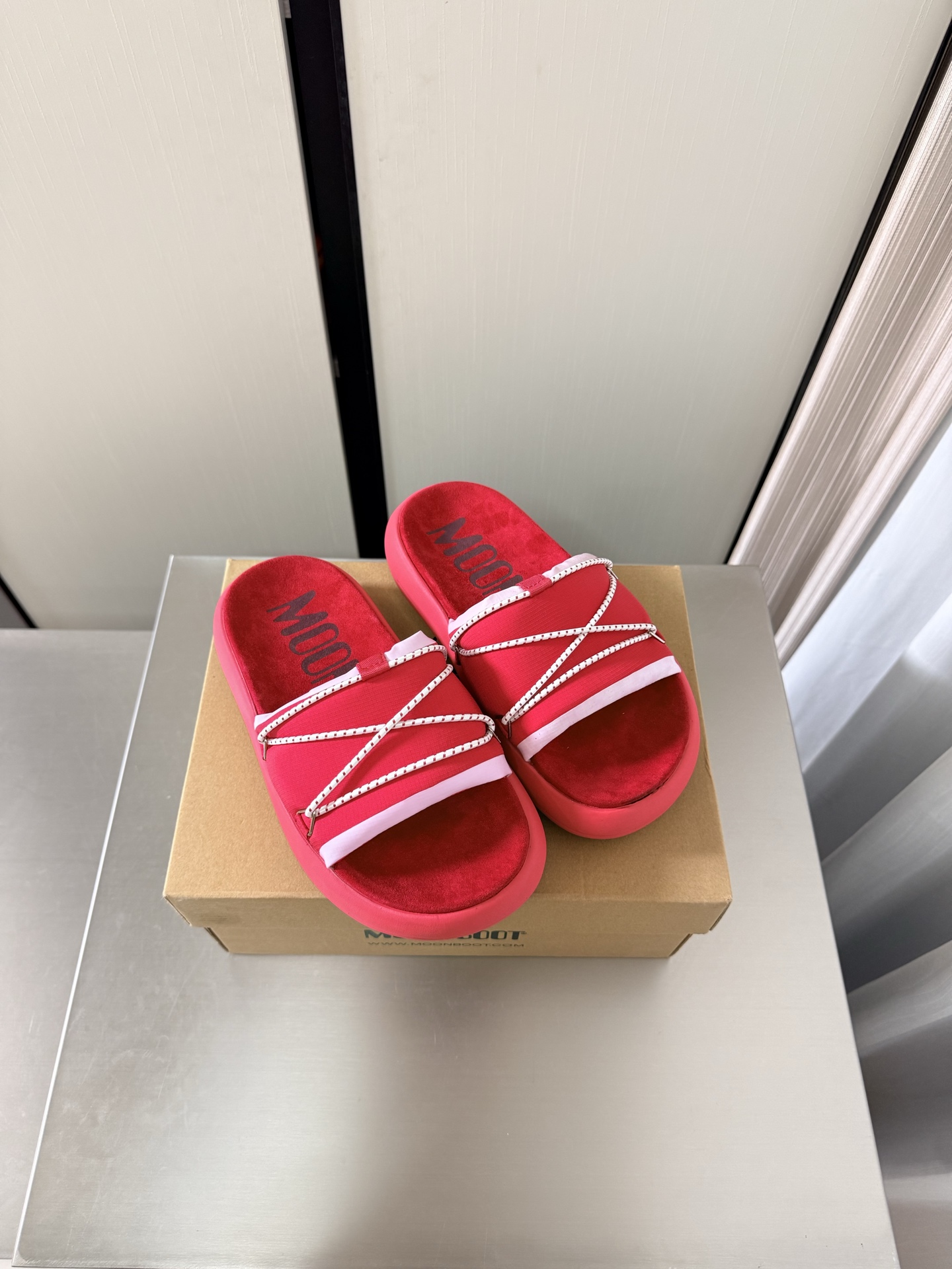 NO:882869,MOON BOOT thick-soled slippers red. The wind carries the fragrance of grass and flowers. The cicadas chirp softly *() Summer is inviting me to go out. Put on the MOON BOOT Super sandals to dry out your thoughts and lighten your steps. Unisex design. Just step on and go without choosing a match. Zero weight. Comfortable to the point of being barefoot. Every step is soft. Adjustable straps go around the ankles and are not swaying. The large-profile soles just enough to hold the mood of wanting to have fun.  There is also a floral picnic mat that matches the scene very well. You don’t need a reason to be happy this season. Wear it and go on a rampage in the summer!  Code number 35 36 37 38 39 40 (40 customized) equipped with original packaging, slippers, sandals, slippers19860909MOON BOOT 厚底拖鞋 红色  风卷着青草与花香漫过来 蝉鸣轻轻响起 *() 是夏天在邀请我出门啦 套上MOON BOOT Super凉鞋 把心事晒干 让脚步变轻 中性设计 不挑搭配蹬上就走 零负重 自在到像光着脚 每一步都软软的 可调节绑带绕过脚踝 不勒不晃 大廓形鞋底 刚好兜住想撒欢的心情 还有和场景很搭的花花野餐垫 这个季节开心不需要理由 穿上它去夏天里横冲直撞吧！ 码数 35 36 37 38 39 40（40 定制） 配置原版包装,拖鞋,sandals,slippers,Women's Shoes