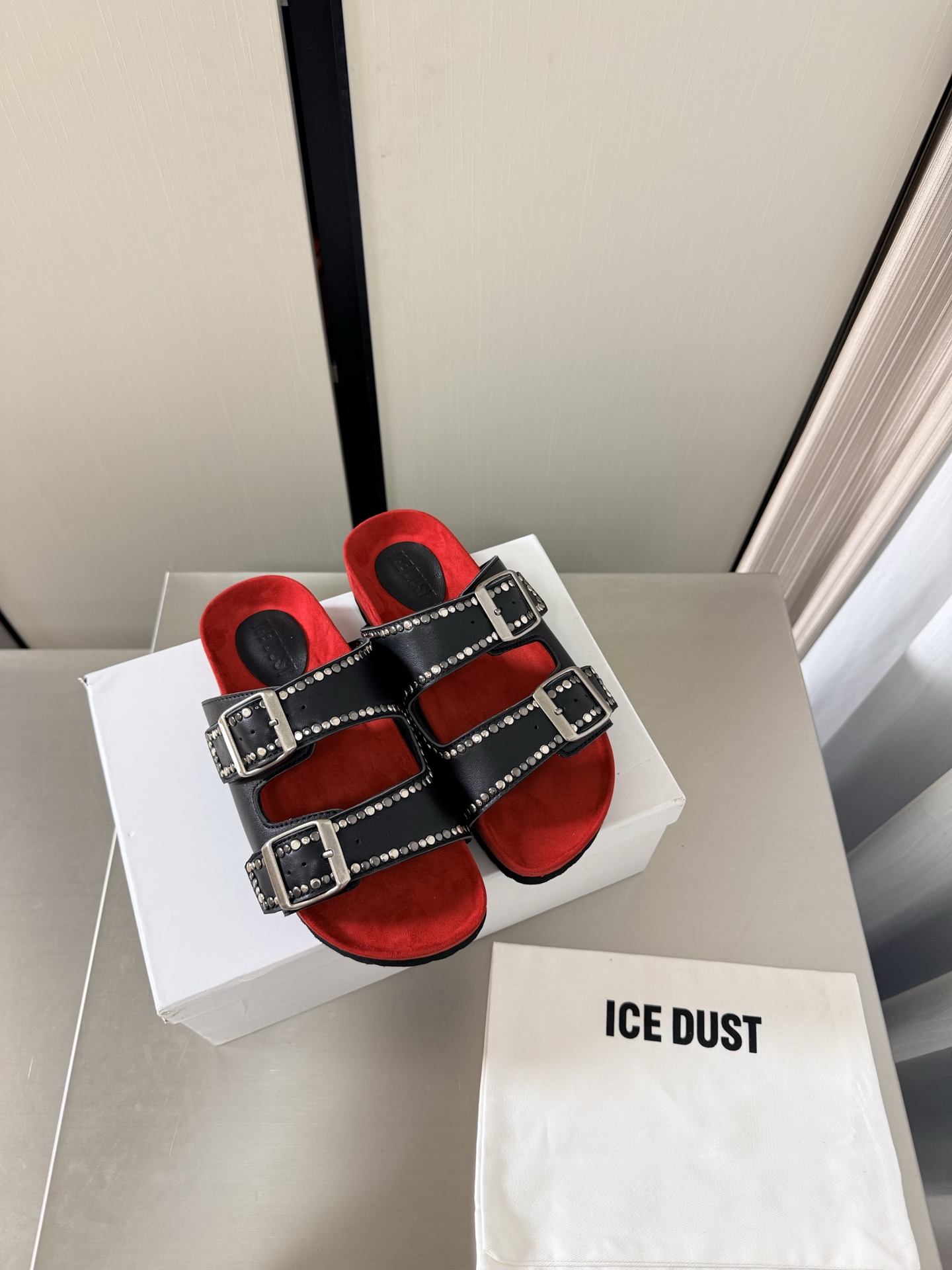 NO:882863,ICE DUST metal rivet craft black with red ICE DUST26SS | Old money style wear, never repeat the same thing for a week. I already like this new lookbook of ice dust. After trying it on, I gave it up and wanted to keep each piece for myself. I don’t know if it’s because I’m getting older and I started to like plant prints or rivet elements. Size 35 36 37 38 39 40 (40 customized) equipped with original packaging, slippers, slippers19860909ICE DUST 金属 铆钉工艺 黑配红  ICE DUST26SS | 老钱风穿搭一周不重样 ice dust这期新款  lookbook就已经很喜欢了 结果上身试完之后一完蛋了 件件想自留 不知道是不是年龄越来越大的缘故开始喜欢植物印花或者铆钉元素了 码数 35 36 37 38 39 40（40 定制） 配置原版包装,拖鞋,slippers,Women's Shoes