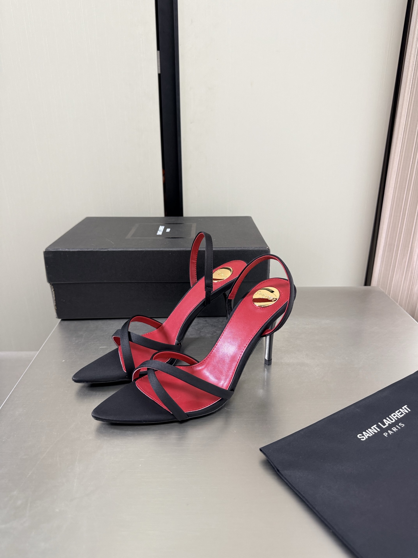 NO:882849,YSL pointed toe simple thin strap sandals 9 cm heel height black silk Yvette Saint Laurent logo Exquisite high heels The poplar forest that understands women's hearts best Beautiful shoes with no dead ends Support the aura and noble temperament Imported sheepskin lining Fits the feet Comfortable Italian imported genuine leather outsole Size 35 36 37 38 39 40 41 (order 40 41)  With counter packaging, high heels and sandals, saint laurent, saint laurent, saint laurent, sandals, high heels, sheepskin, real silk, Leather soles19860909YSL 尖头 简约细带凉鞋 9 cm 跟高 黑色 真丝 Yvette Saint Laurent圣罗兰logo 精致高跟  最懂女人心的杨树林 无死角的美鞋 撑起气场 气质高贵  进口羊皮内里 贴脚 舒适 意大利进口真皮大底  码数35 36 37 38 39 40 41 （40 41 订） 配专柜包装,高跟鞋凉鞋,saint laurent,saint laurent,saint laurent,sandals,high heels,sheepskin,real silk,Leather soles,Women's Shoes