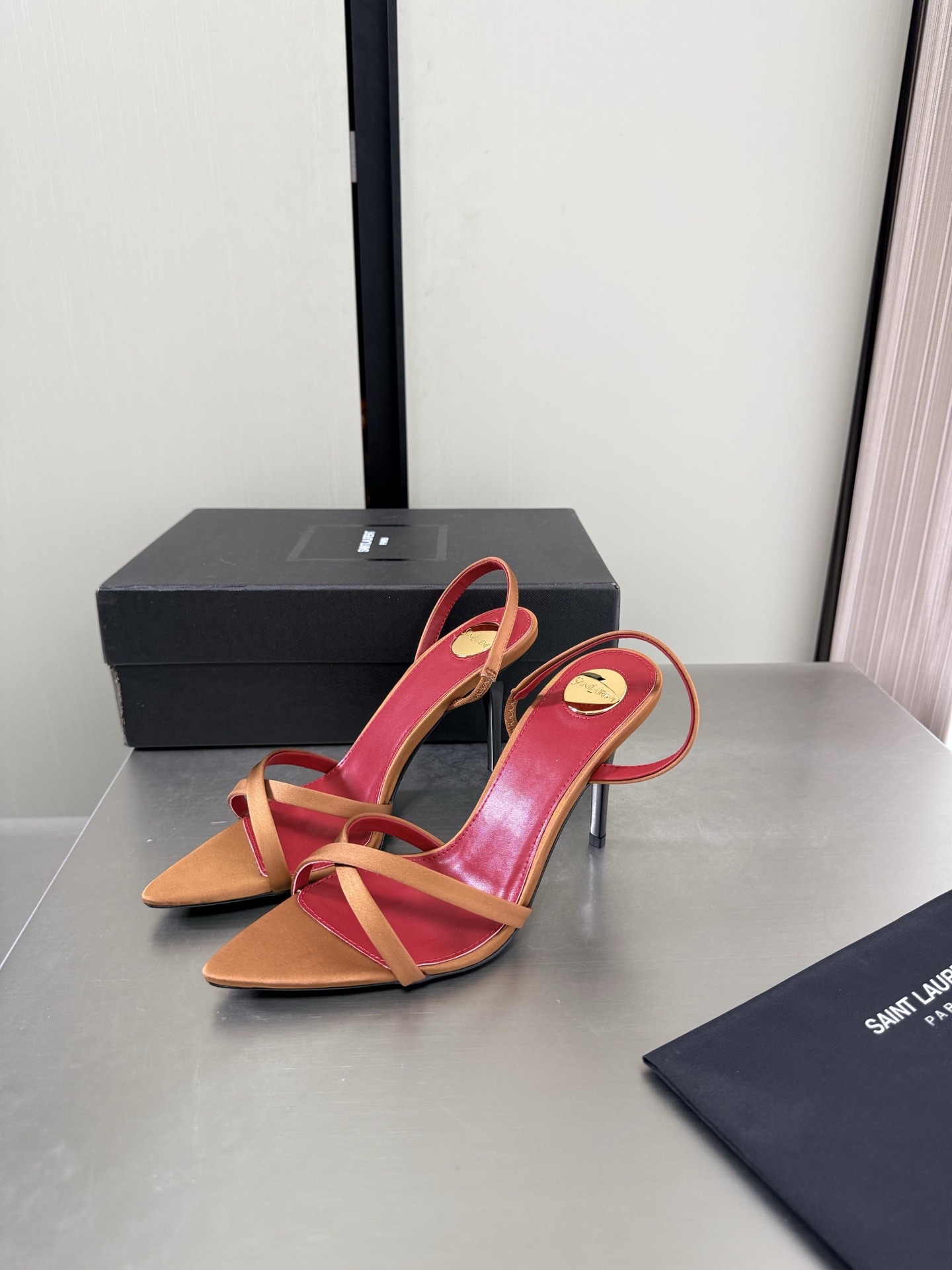 NO:882852,YSL pointed toe simple thin strap sandals 9 cm heel height brown imported silk Yvette Saint Laurent logo exquisite high heels the poplar forest that understands women's hearts best beautiful shoes with no dead ends to support the aura and noble temperament imported sheepskin lining to fit the feet and comfortable Italian imported genuine leather outsole code number 35 36 37 38 39 40 41 (order 40 41)  With counter packaging, high heels and sandals, saint laurent, saint laurent, saint laurent, sandals, high heels, sheepskin, real silk, Leather soles19860909YSL 尖头 简约细带凉鞋 9 cm 跟高 棕色 进口真丝 Yvette Saint Laurent圣罗兰logo 精致高跟  最懂女人心的杨树林 无死角的美鞋 撑起气场 气质高贵  进口羊皮内里 贴脚 舒适 意大利进口真皮大底  码数35 36 37 38 39 40 41 （40 41 订） 配专柜包装,高跟鞋凉鞋,saint laurent,saint laurent,saint laurent,sandals,high heels,sheepskin,real silk,Leather soles,Women's Shoes