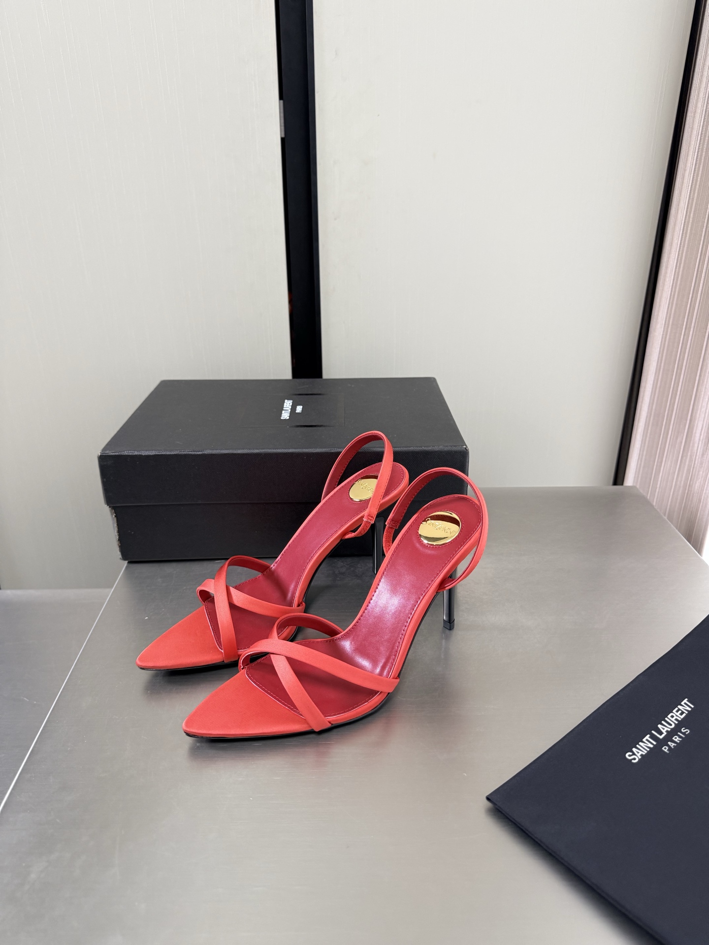 NO:882855,YSL pointed toe simple thin strap sandals 9 cm heel height orange red imported silk Yvette Saint Laurent logo exquisite high heels the poplar forest that understands women's hearts best beautiful shoes with no dead ends to support the aura and noble temperament imported sheepskin lining to fit the feet and comfortable Italian imported genuine leather outsole code number 35 36 37 38 39 40 41 (order 40 41)  With counter packaging, high heels and sandals, saint laurent, saint laurent, saint laurent, sandals, high heels, sheepskin, real silk, Leather soles19860909YSL 尖头 简约细带凉鞋 9 cm 跟高 橘红色 进口真丝 Yvette Saint Laurent圣罗兰logo 精致高跟  最懂女人心的杨树林 无死角的美鞋 撑起气场 气质高贵  进口羊皮内里 贴脚 舒适 意大利进口真皮大底  码数35 36 37 38 39 40 41 （40 41 订） 配专柜包装,高跟鞋凉鞋,saint laurent,saint laurent,saint laurent,sandals,high heels,sheepskin,real silk,Leather soles,Women's Shoes