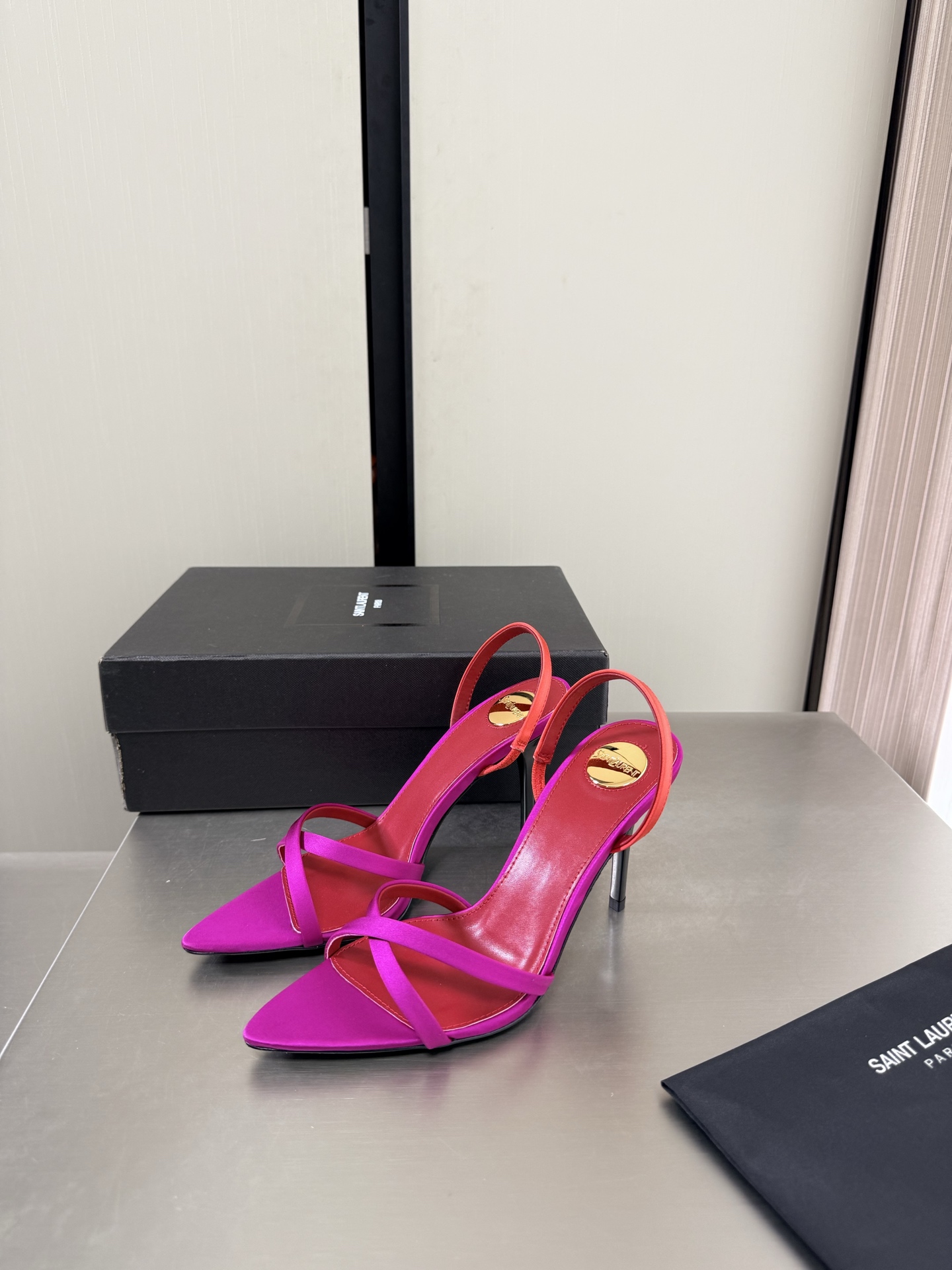 NO:882860,YSL pointed toe simple thin strap sandals 9 cm heel height Orange and rose silk Yvette Saint Laurent logo Exquisite high heels The poplar forest that understands women's hearts best Beautiful shoes with no dead ends Support your aura Noble temperament Imported sheepskin lining Fits your feet Comfortable Italian imported genuine leather outsole Size 35 36 37 38 39 40 41 (order 40 41)  With counter packaging, high heels and sandals, saint laurent, saint laurent, saint laurent, sandals, high heels, sheepskin, real silk, Leather soles19860909YSL 尖头 简约细带凉鞋 9 cm 跟高 橘红配玫红真丝 Yvette Saint Laurent圣罗兰logo 精致高跟  最懂女人心的杨树林 无死角的美鞋 撑起气场 气质高贵  进口羊皮内里 贴脚 舒适 意大利进口真皮大底  码数35 36 37 38 39 40 41 （40 41 订） 配专柜包装,高跟鞋凉鞋,saint laurent,saint laurent,saint laurent,sandals,high heels,sheepskin,real silk,Leather soles,Women's Shoes