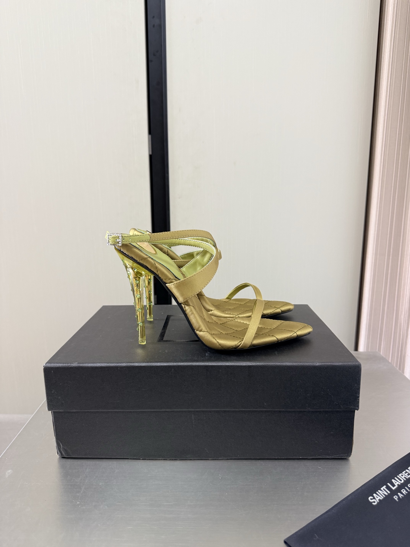NO:882848,YSL pointed toe simple thin strap sandals Transparent high heels 10.5 cm heel height Olive green Diamond midsole Yvette Saint Laurent logo Exquisite high heels Poplar forest that understands women's hearts best Beautiful shoes with no dead ends Support your aura Noble temperament Imported sheepskin lining Fits your feet Comfortable Italian imported genuine leather outsole Size number 35 36 37 38 39 40 41 42  (Order 40 41 42) With counter packaging, high heels and sandals, saint laurent, saint laurent, saint laurent, sandals, high heels, sheepskin, Leather soles19860909YSL 尖头 简约细带凉鞋 透明高跟 10.5 cm 跟高 橄榄绿 菱格中底 Yvette Saint Laurent圣罗兰logo 精致高跟  最懂女人心的杨树林 无死角的美鞋 撑起气场 气质高贵  进口羊皮内里 贴脚 舒适 意大利进口真皮大底  码数35 36 37 38 39 40 41 42 （40 41 42 订） 配专柜包装,高跟鞋凉鞋,saint laurent,saint laurent,saint laurent,sandals,high heels,sheepskin,Leather soles,Women's Shoes