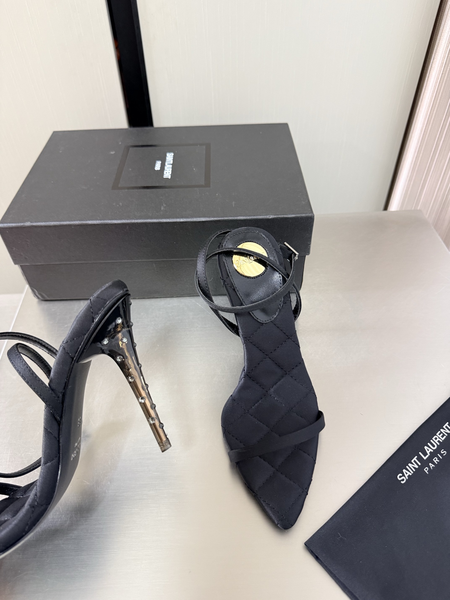 NO:882854,YSL pointed toe simple thin strap sandals Transparent high heels 10.5 cm Heel height Black Imported silk Diamond midsole Yvette Saint Laurent logo Exquisite high heels The poplar forest that understands women's hearts best Beautiful shoes with no dead ends Support the aura and noble temperament Imported sheepskin lining Fits the feet Comfortable Italian imported genuine leather outsole Size number 35 36 37 38 39 40 41 42  (Order 40 41 42) With counter packaging, high heels and sandals, saint laurent, saint laurent, saint laurent, sandals, high heels, sheepskin, real silk, Leather soles19860909YSL 尖头 简约细带凉鞋 透明高跟 10.5 cm 跟高 黑色 进口真丝 菱格中底 Yvette Saint Laurent圣罗兰logo 精致高跟  最懂女人心的杨树林 无死角的美鞋 撑起气场 气质高贵  进口羊皮内里 贴脚 舒适 意大利进口真皮大底  码数35 36 37 38 39 40 41 42 （40 41 42 订） 配专柜包装,高跟鞋凉鞋,saint laurent,saint laurent,saint laurent,sandals,high heels,sheepskin,real silk,Leather soles,Women's Shoes