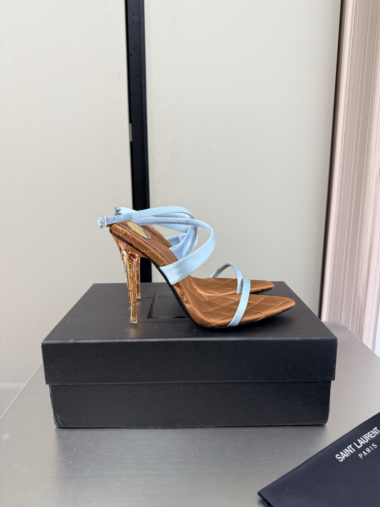 NO:882823,YSL pointed toe simple thin strap sandals Transparent high heels 10.5 cm heel height Ice blue silk with brown diamond midsole Yvette Saint Laurent logo Exquisite high heels The poplar forest that understands women's hearts best Beautiful shoes with no dead ends Support the aura Noble temperament Imported sheepskin lining Fits the feet Comfortable Italian imported genuine leather outsole Size 35 36 37 38 39 40 41  42 (order 40 41 42) with counter packaging, high heels and sandals, saint laurent, saint laurent, saint laurent, sandals, high heels, sheepskin, real silk, Leather soles19860909YSL 尖头 简约细带凉鞋 透明高跟 10.5 cm 跟高 冰蓝色真丝 搭配 棕色菱格中底 Yvette Saint Laurent圣罗兰logo 精致高跟  最懂女人心的杨树林 无死角的美鞋 撑起气场 气质高贵  进口羊皮内里 贴脚 舒适 意大利进口真皮大底  码数35 36 37 38 39 40 41 42 （40 41 42 订） 配专柜包装,高跟鞋凉鞋,saint laurent,saint laurent,saint laurent,sandals,high heels,sheepskin,real silk,Leather soles,Women's Shoes