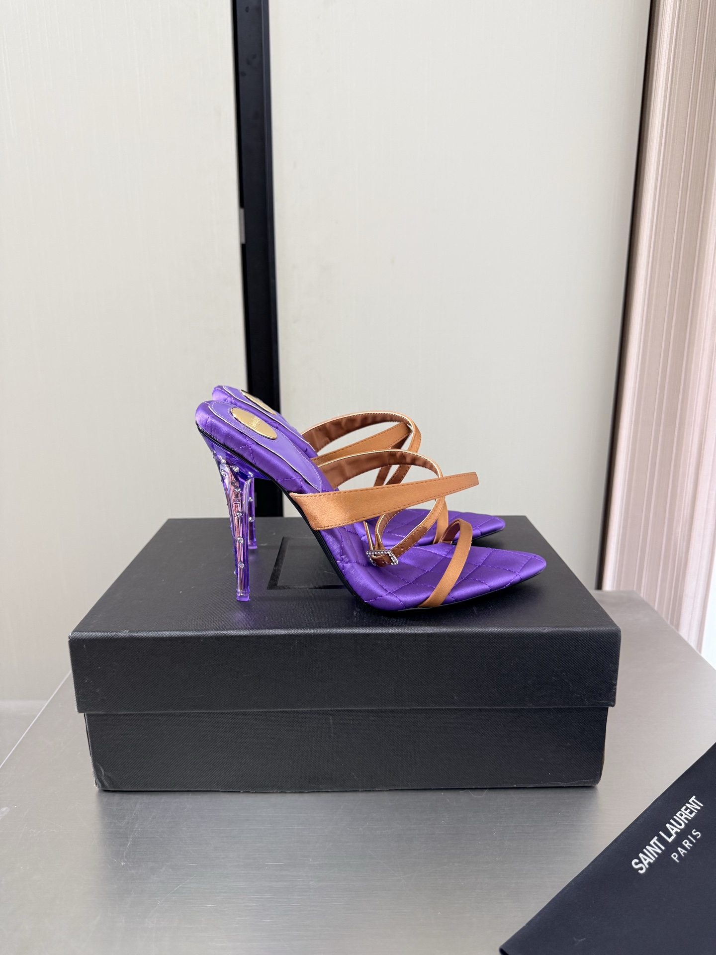 NO:882827,YSL pointed toe simple thin strap sandals Transparent high heels 10.5 cm heel height Brown imported silk Purple rhombus midsole Yvette Saint Laurent logo Exquisite high heels Poplar forest that understands women's hearts best Beautiful shoes with no dead ends Support aura Noble temperament Imported sheepskin lining Fitted and comfortable Italian imported leather outsole Size 35 36 37 38 39 40 41 42  (Order 40 41 42) With counter packaging, high heels and sandals, saint laurent, saint laurent, saint laurent, sandals, high heels, sheepskin, real silk, Leather soles19860909YSL 尖头 简约细带凉鞋 透明高跟 10.5 cm 跟高 棕色进口真丝 紫色菱格中底 Yvette Saint Laurent圣罗兰logo 精致高跟  最懂女人心的杨树林 无死角的美鞋 撑起气场 气质高贵  进口羊皮内里 贴脚 舒适 意大利进口真皮大底  码数35 36 37 38 39 40 41 42 （40 41 42 订） 配专柜包装,高跟鞋凉鞋,saint laurent,saint laurent,saint laurent,sandals,high heels,sheepskin,real silk,Leather soles,Women's Shoes