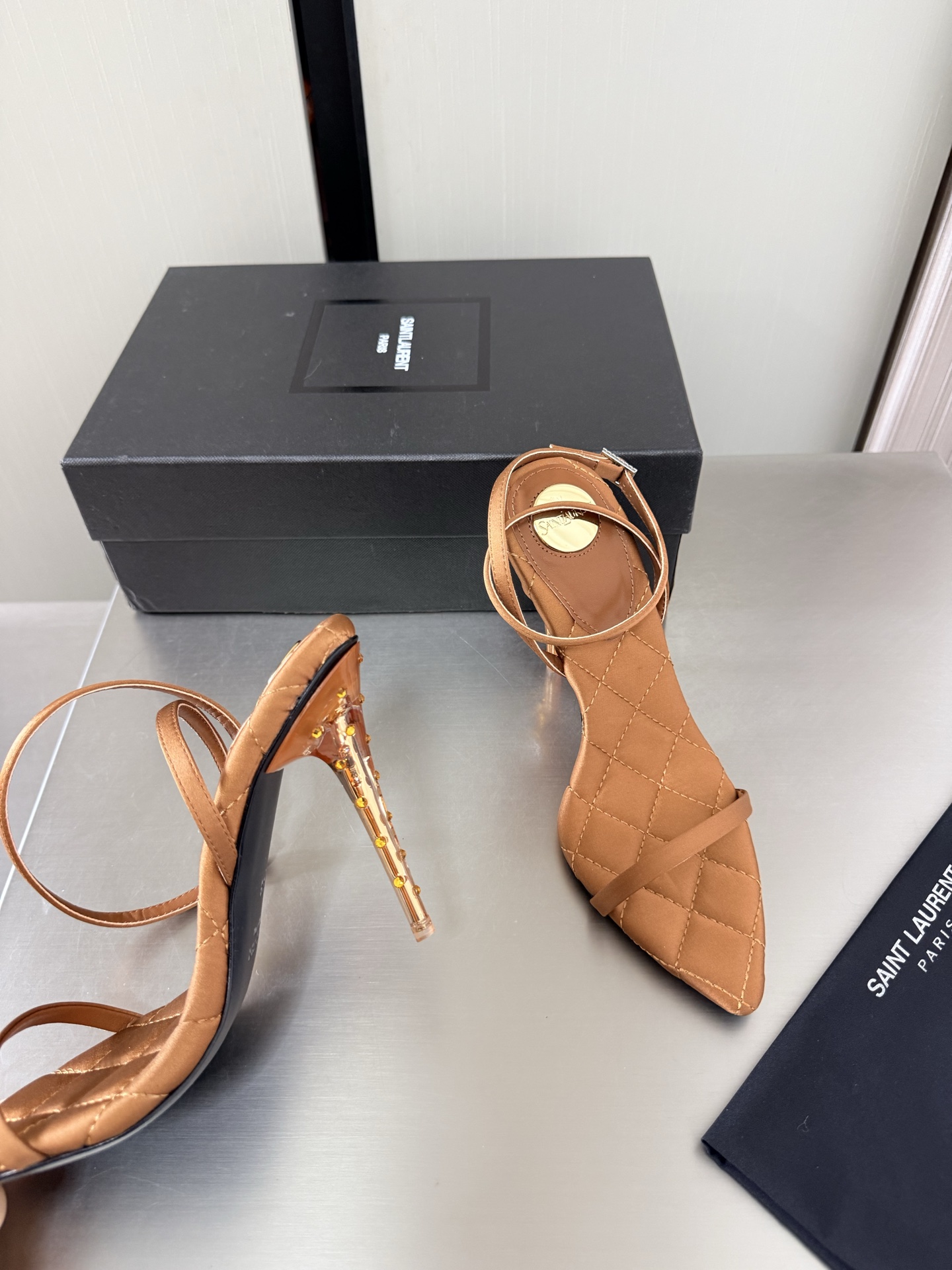 NO:882833,YSL pointed toe simple thin strap sandals Transparent high heels 10.5 cm Heel height Brown Imported silk Diamond midsole Yvette Saint Laurent logo Exquisite high heels The poplar forest that understands women's hearts best Beautiful shoes with no dead ends Support the aura and noble temperament Imported sheepskin lining Fits the feet Comfortable Italian imported genuine leather outsole Size 35 36 37 38 39 40 41 42  (Order 40 41 42) With counter packaging, high heels and sandals, saint laurent, saint laurent, saint laurent, sandals, high heels, sheepskin, real silk, Leather soles19860909YSL 尖头 简约细带凉鞋 透明高跟 10.5 cm 跟高 棕色 进口真丝 菱格中底 Yvette Saint Laurent圣罗兰logo 精致高跟  最懂女人心的杨树林 无死角的美鞋 撑起气场 气质高贵  进口羊皮内里 贴脚 舒适 意大利进口真皮大底  码数35 36 37 38 39 40 41 42 （40 41 42 订） 配专柜包装,高跟鞋凉鞋,saint laurent,saint laurent,saint laurent,sandals,high heels,sheepskin,real silk,Leather soles,Women's Shoes