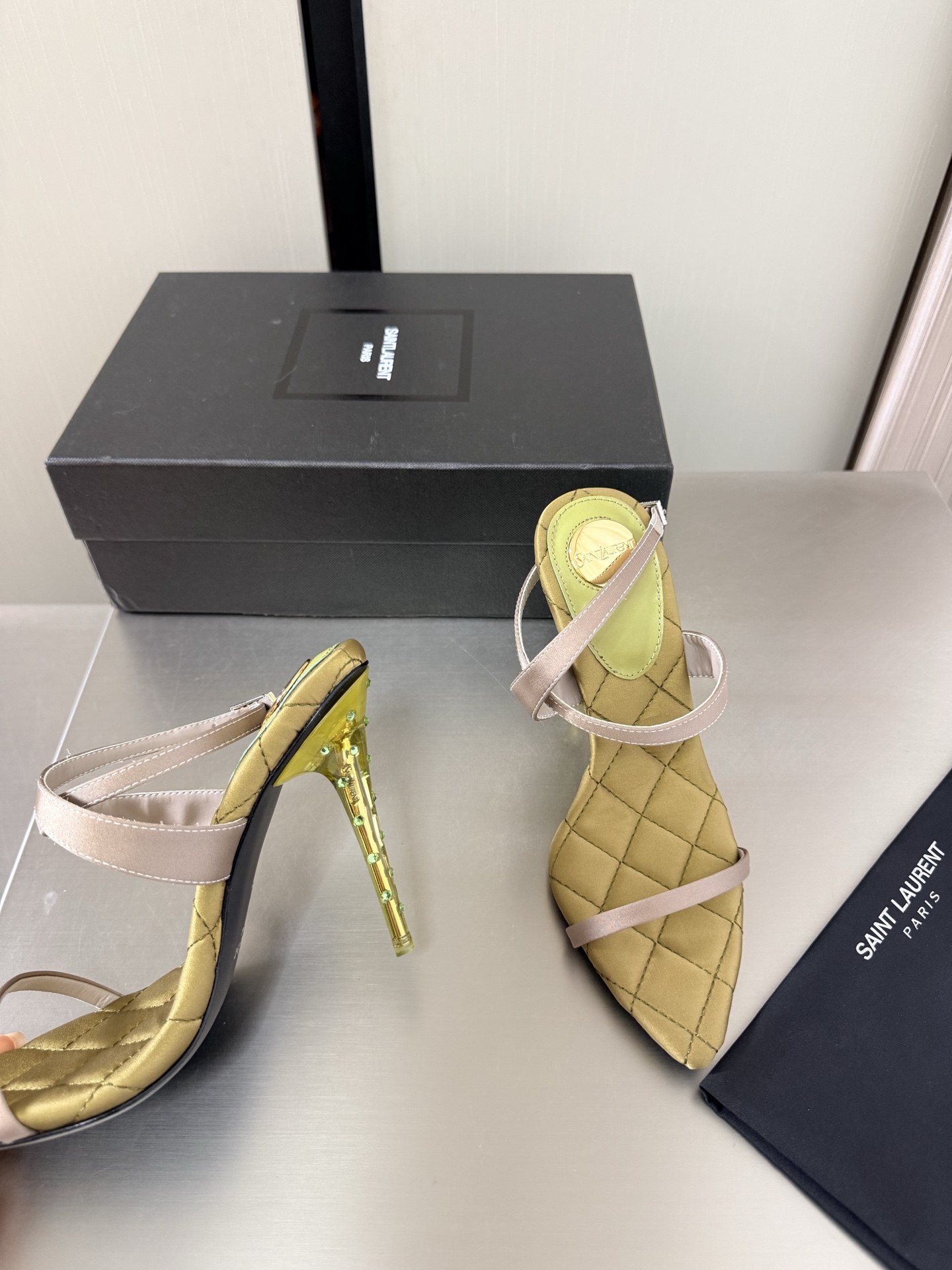 NO:882835,YSL pointed toe simple thin strap sandals Transparent high heels 10.5 cm heel height Pink imported silk Olive green Diamond midsole Yvette Saint Laurent logo Exquisite high heels The poplar forest that understands women's hearts best Beautiful shoes with no dead ends Support the aura Noble temperament Imported sheepskin lining Fits the feet Comfortable Italian imported genuine leather outsole Size 35 36 37 38 39 40 41  42 (order 40 41 42) with counter packaging, high heels and sandals, saint laurent, saint laurent, saint laurent, sandals, high heels, sheepskin, real silk, Leather soles19860909YSL 尖头 简约细带凉鞋 透明高跟 10.5 cm 跟高 粉色进口真丝 橄榄绿 菱格中底 Yvette Saint Laurent圣罗兰logo 精致高跟  最懂女人心的杨树林 无死角的美鞋 撑起气场 气质高贵  进口羊皮内里 贴脚 舒适 意大利进口真皮大底  码数35 36 37 38 39 40 41 42 （40 41 42 订） 配专柜包装,高跟鞋凉鞋,saint laurent,saint laurent,saint laurent,sandals,high heels,sheepskin,real silk,Leather soles,Women's Shoes
