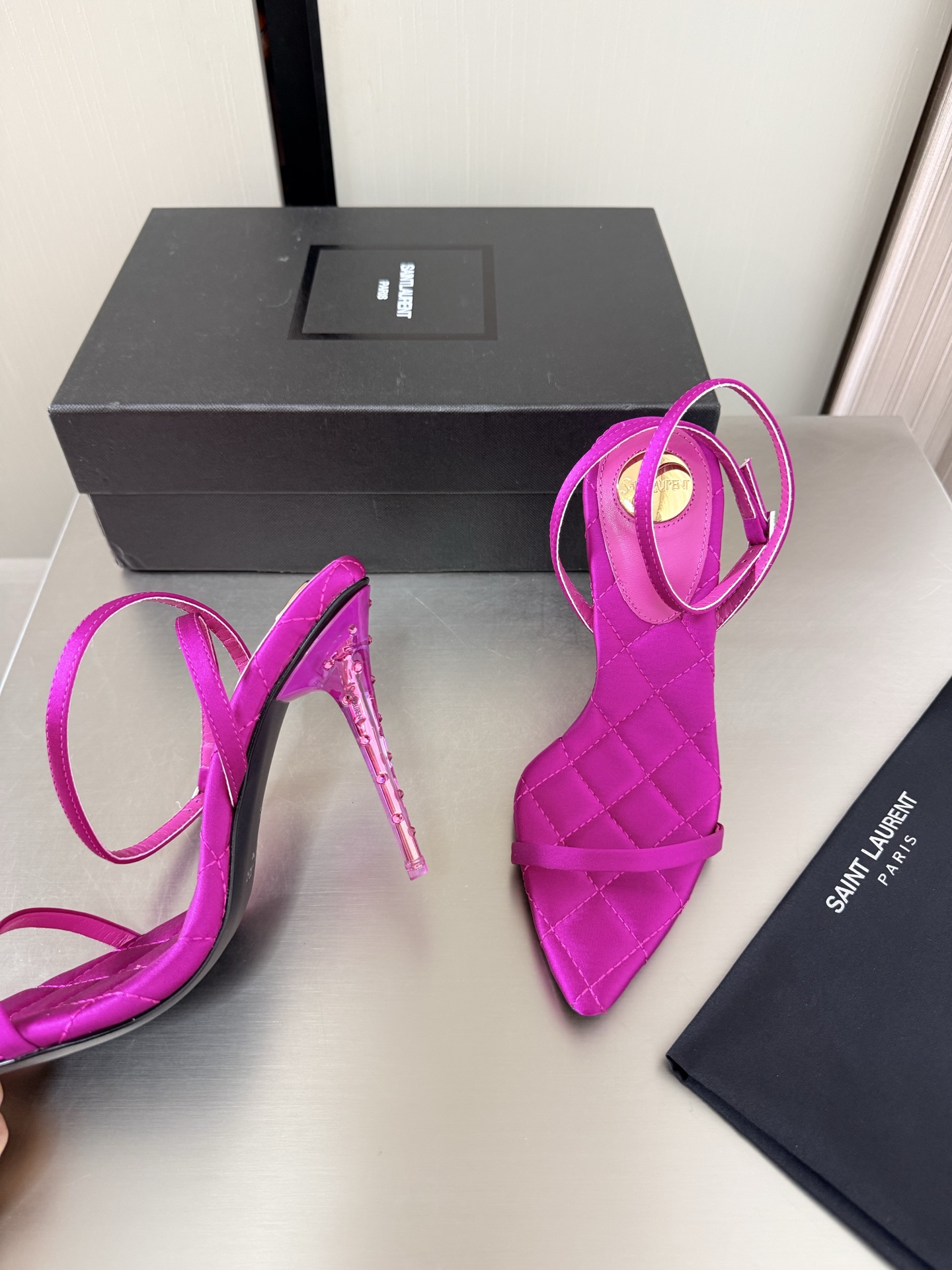 NO:882839,YSL pointed toe simple thin strap sandals Transparent high heels 10.5 cm heel height rose red rhombus midsole Yvette Saint Laurent logo Exquisite high heels Yang Shulin who understands women's hearts best Beautiful shoes with no dead ends Support your aura Noble temperament Imported sheepskin lining Fits your feet Comfortable Italian imported genuine leather outsole Size number 35 36 37 38 39 40 41 42  (Order 40 41 42) With counter packaging, high heels and sandals, saint laurent, saint laurent, saint laurent, sandals, high heels, sheepskin, Leather soles19860909YSL 尖头 简约细带凉鞋 透明高跟 10.5 cm 跟高 玫红色 菱格中底 Yvette Saint Laurent圣罗兰logo 精致高跟  最懂女人心的杨树林 无死角的美鞋 撑起气场 气质高贵  进口羊皮内里 贴脚 舒适 意大利进口真皮大底  码数35 36 37 38 39 40 41 42 （40 41 42 订） 配专柜包装,高跟鞋凉鞋,saint laurent,saint laurent,saint laurent,sandals,high heels,sheepskin,Leather soles,Women's Shoes