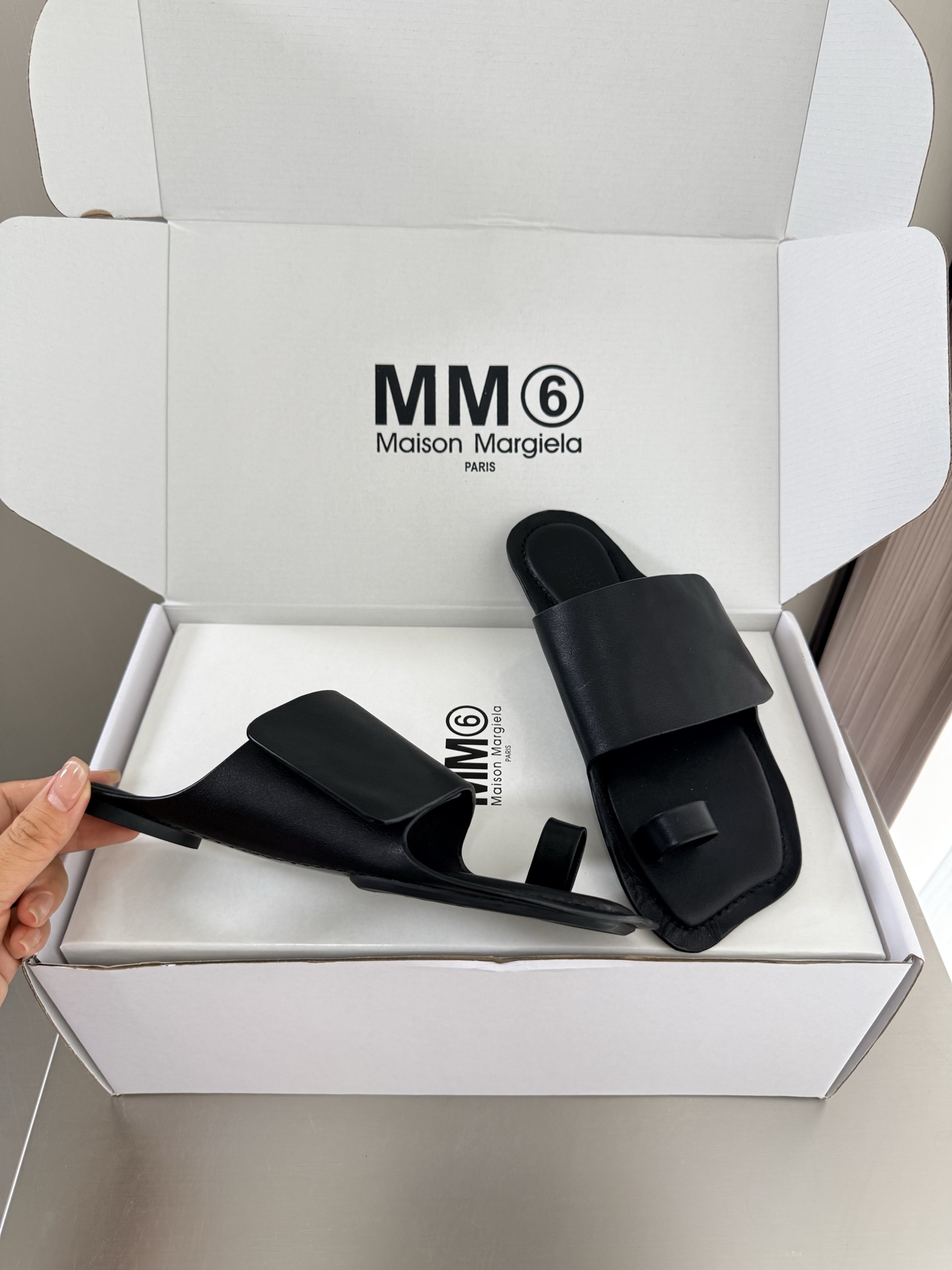 NO:882838,MM6 Margiela Apple head Heel height 1.5cm Same as the original version Rubber molded outsole Black cowhide Unique feet Angora water-dyed cowhide MaisonMargiela Margiela MM6 is coming!  It smells so good. It has a beautiful and colorful girly feel!   A fashion item not to be missed. Simple and stylish beauty. A must-have item. Fashionable age-reducing artifact. Casual and honest feeling. Simple and advanced design. Incorporates the unique logo of MM6. Suitable for daily leisure and vacation. Versatile. Really comfortable. Original consistent and comfortable molded outsole. Split design. Original consistent material. Standard original order. Please look for our high-end goods. 35 36 37 38 39 40 41 (40)  41 customized), split-toe shoes, masion margiela, masion margiela, cowhide19860909MM6 马吉拉 苹果头 跟高 1.5cm 原版一致 橡胶成型大底 黑色牛皮 别具匠心 垫脚 安哥拉水染牛皮 MaisonMargiela 马吉拉 MM6  火爆来袭！太香了  靓丽多彩少女感扑面而来！  不容错过的时尚单品 简单又有格调的美 跑量扛把子  必入单品 时尚减龄神器 随性率真的感脚 简单高级的设计 融入MM6独有的标志 同时满足日常 休闲渡假 百搭 真心巴适 原版一致舒适成型大底 分体设计  原版一致材料 对标原单 请认准咱家高货 35 36 37 38 39 40 41（40 41 定制）,分趾鞋,masion margiela,masion margiela,cowhide,Women's Shoes